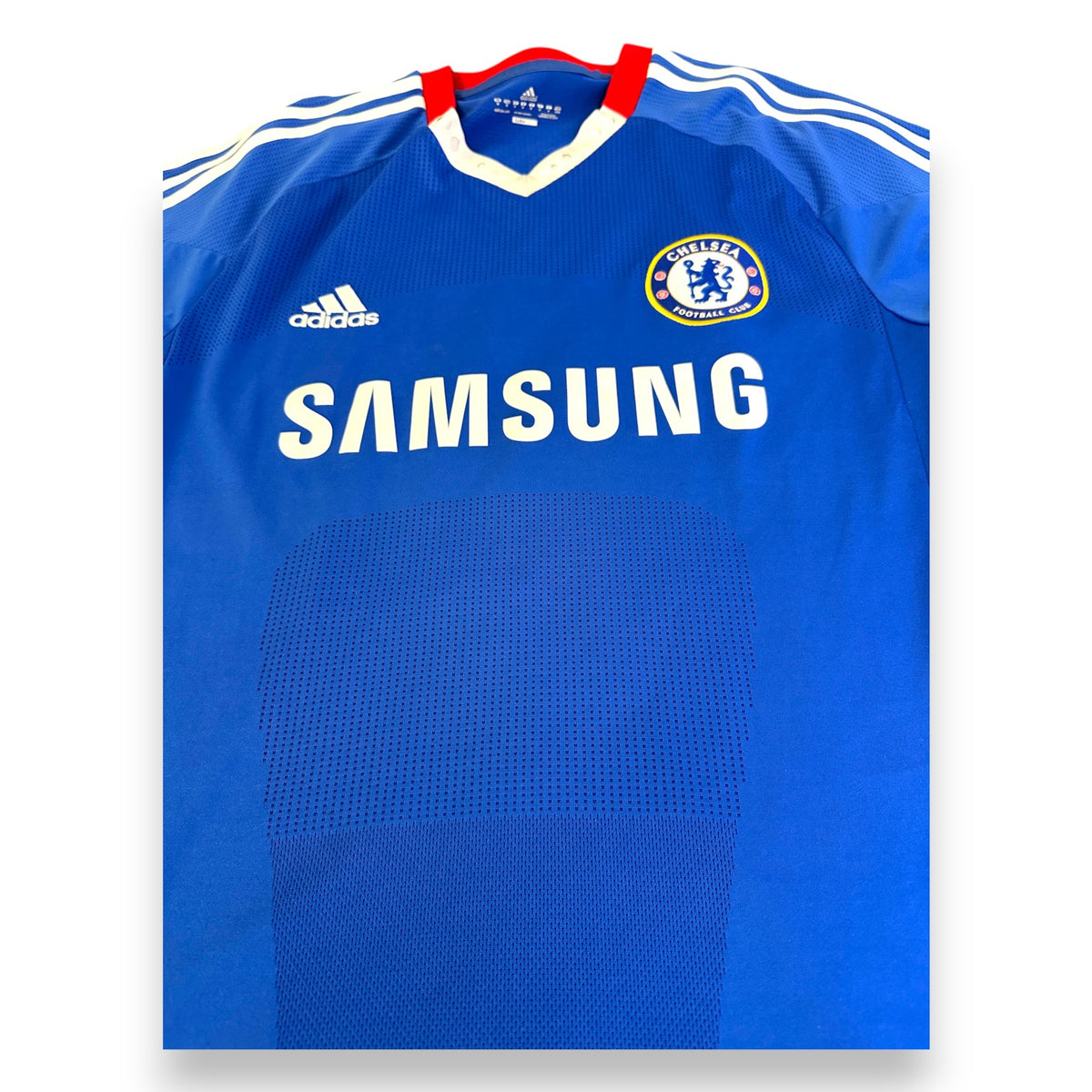 Dettaglio tessuto traforato, stemma Chelsea e sponsor Samsung – maglia Home 2010/11 Adidas