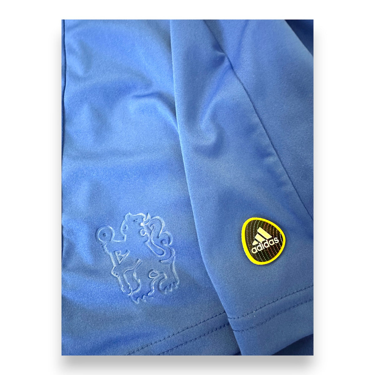 Leone Chelsea in rilievo tono su tono e badge Adidas sul fianco – maglia Home 2010/11
