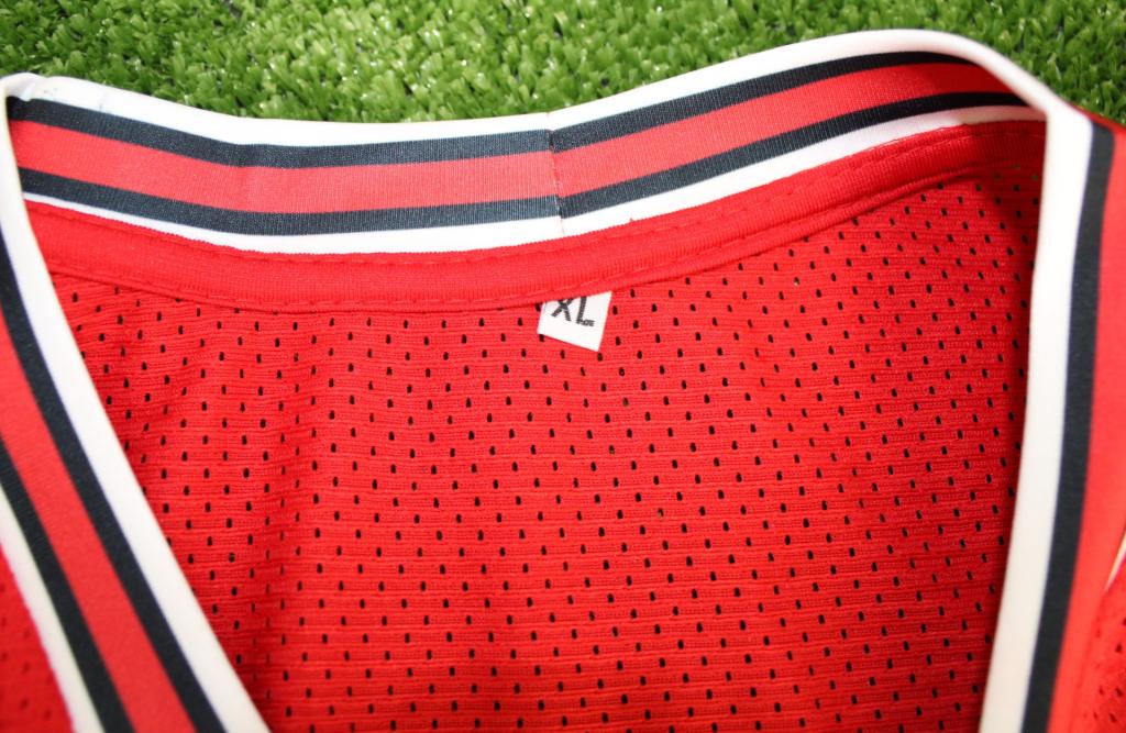 Etichetta collo maglia Chicago Bulls 1997-98 Dennis Rodman – taglia XL – tessuto mesh – bordino bianco nero rosso