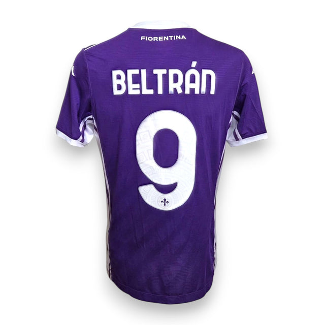 Retro maglia Fiorentina Home 2025/26 con nameset originale Beltrán 9 e scritta Fiorentina