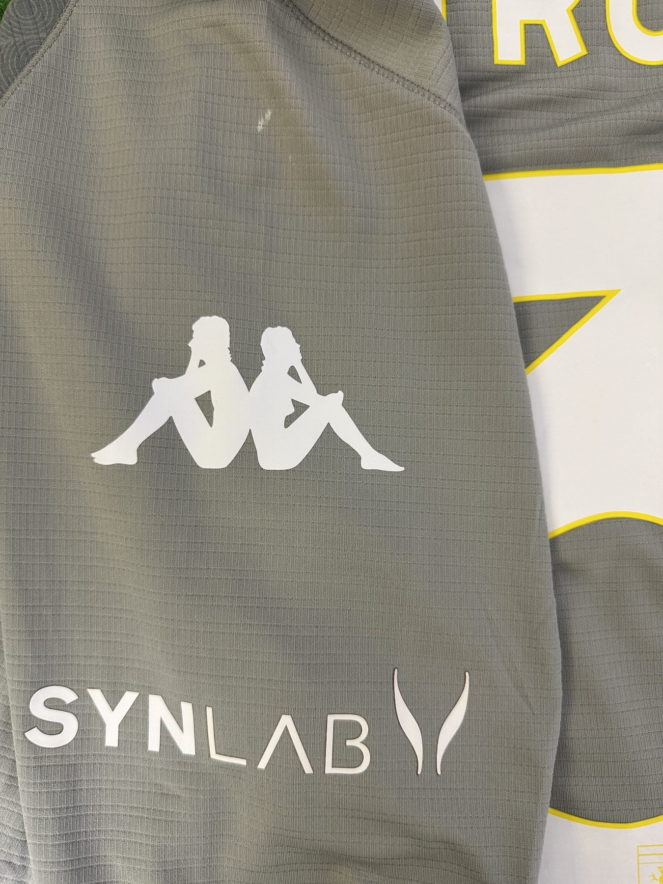 Dettaglio sponsor di manica Synlab su maglia Genoa Third 2021-22 Kappa