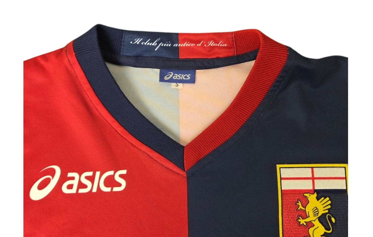 Colletto della maglia Genoa 2010/11 con scritta Il club più antico d'Italia ed etichetta Asics taglia S