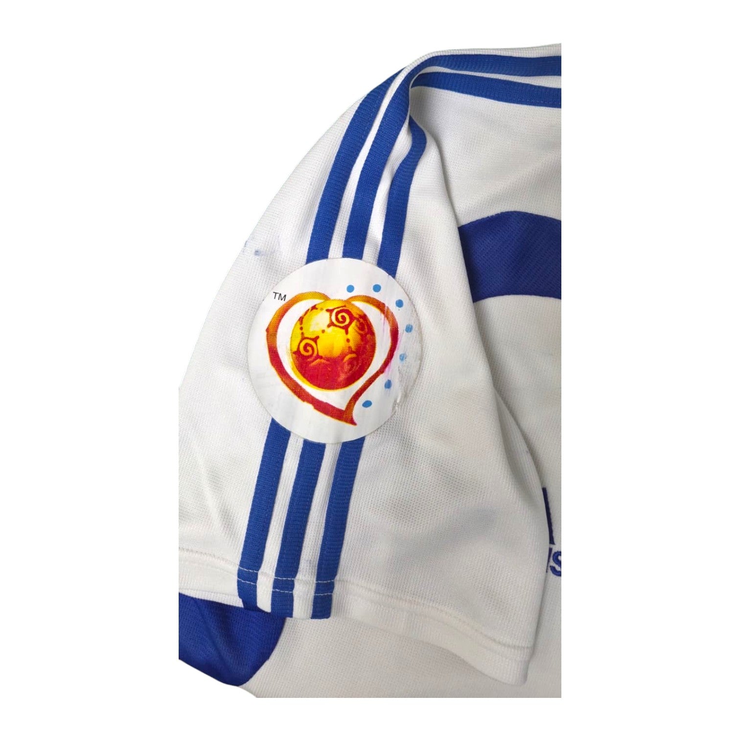 Dettaglio patch celebrativa UEFA Euro 2004 logo a cuore maglia Grecia Home 2004 Adidas