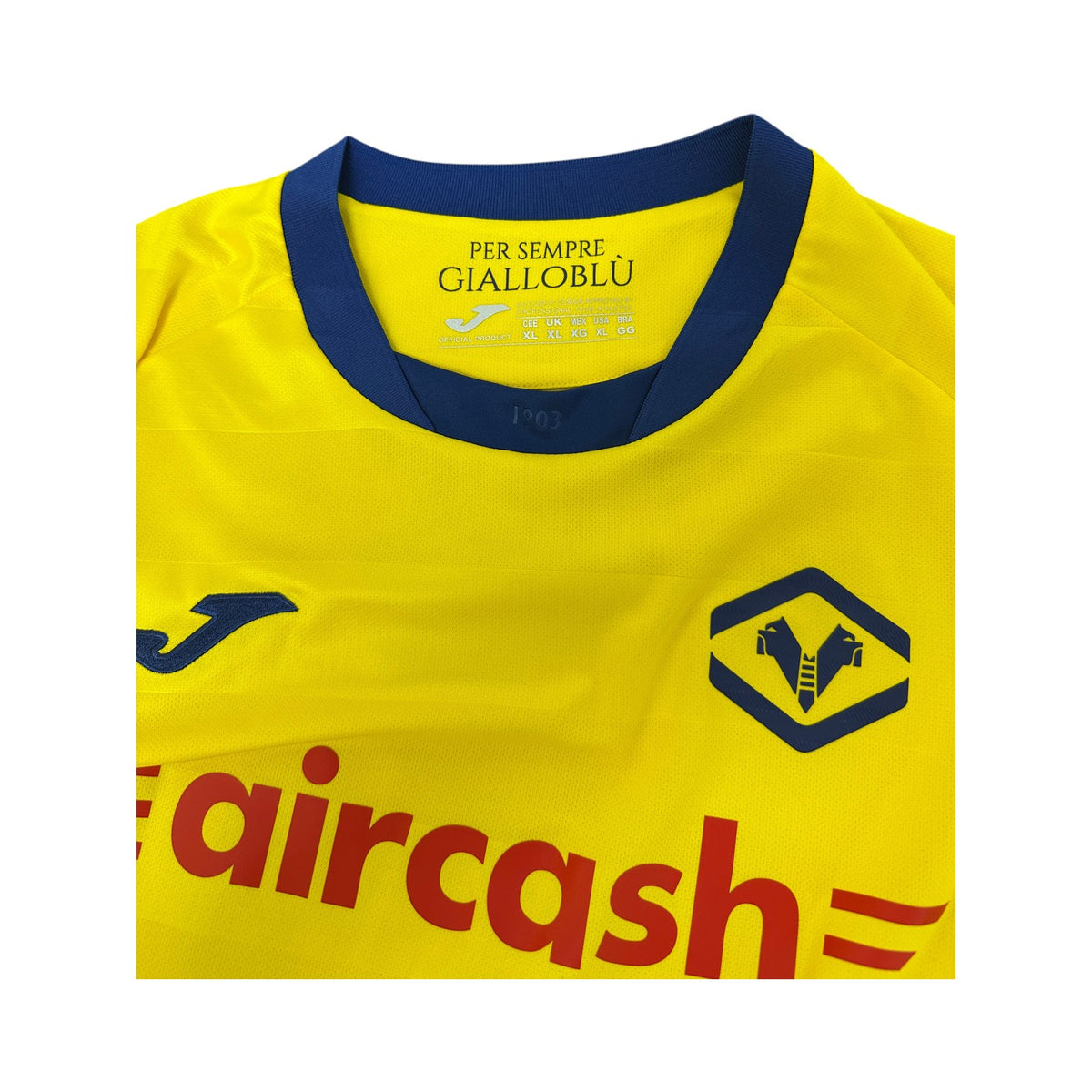 Colletto della maglia Hellas Verona Away 2025/26 con stemma e scritta 1903