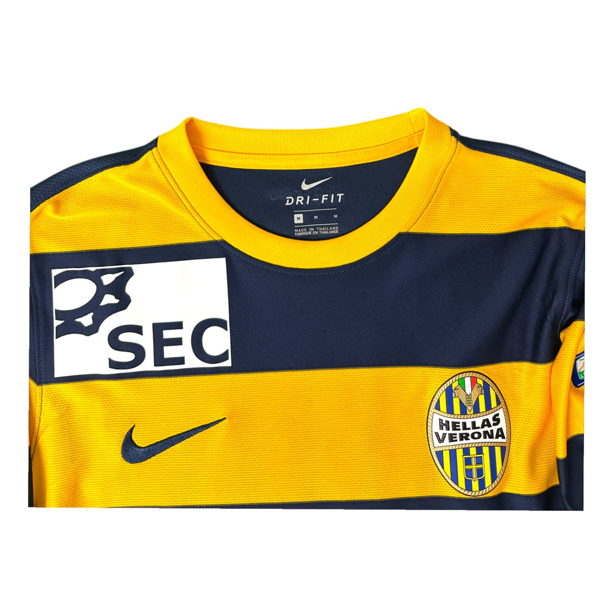 Colletto con etichetta Nike Dri-FIT taglia M e stemma Hellas Verona – maglia Home 2016/17