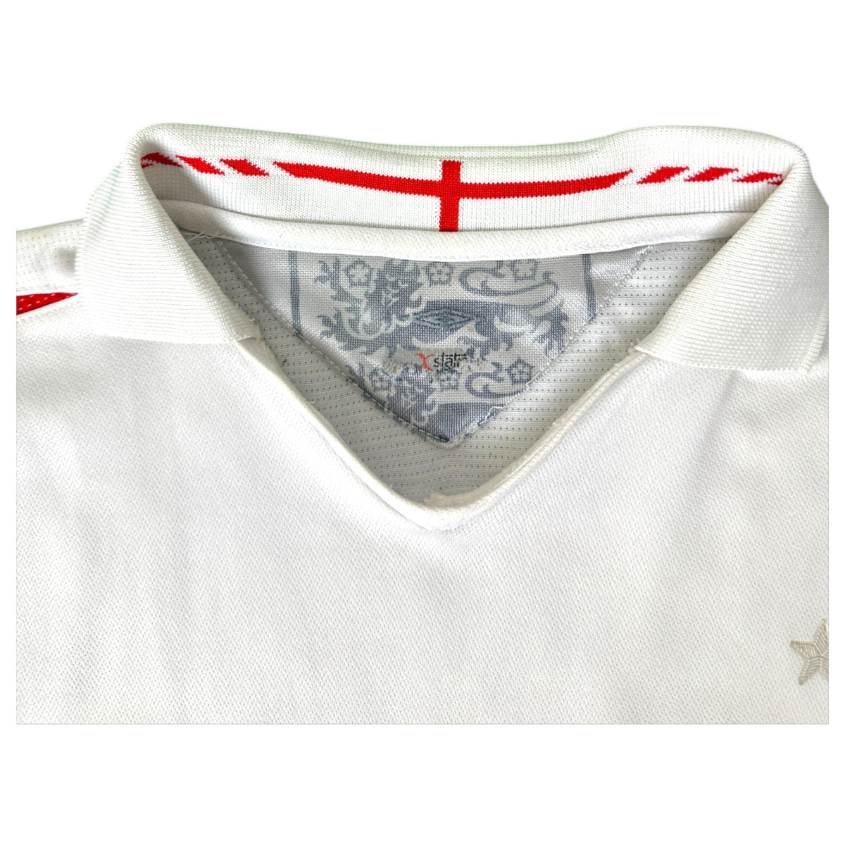 Interno colletto con tre leoni stampati X-Static – maglia Inghilterra Home 2005/07 Umbro Vintage