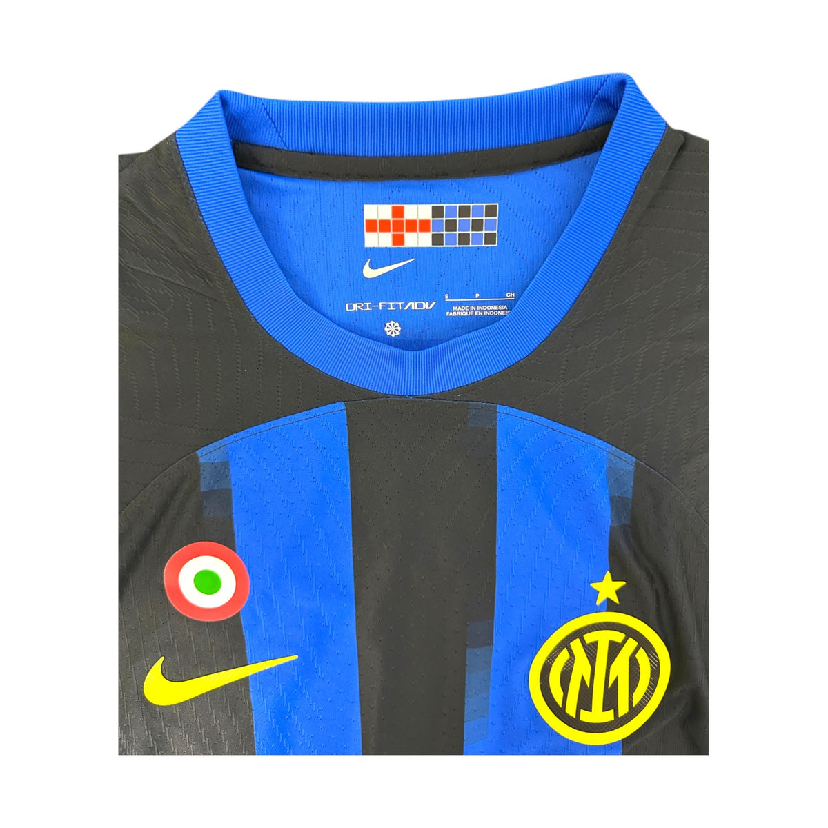 Dettaglio collo maglia Inter Home 2023-24 Star Trek – stemma Inter, Nike DRI-FIT ADV