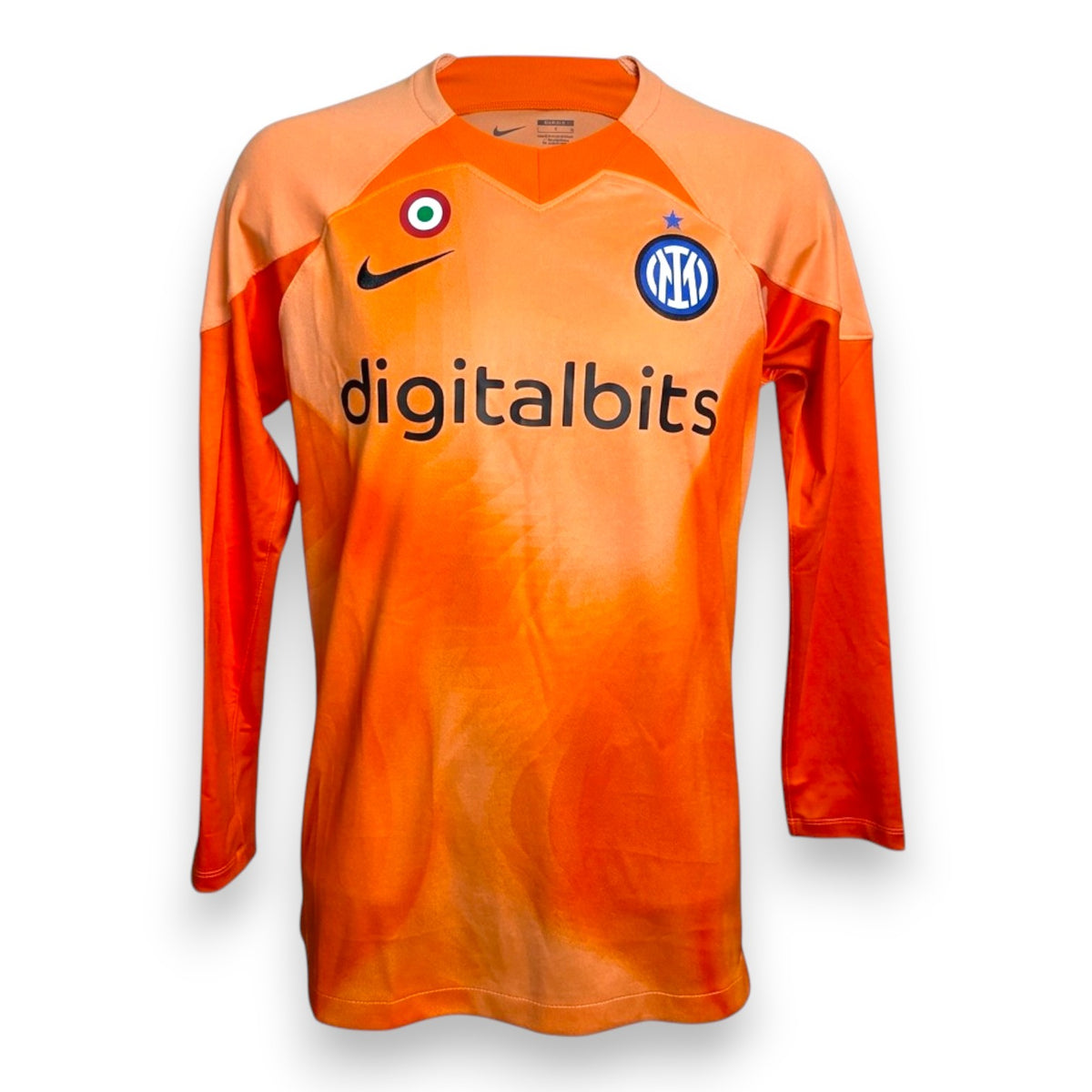 Maglia portiere Inter 2022/23 Nike arancione a maniche lunghe con sponsor Digitalbits e coccarda Coppa Italia – fronte