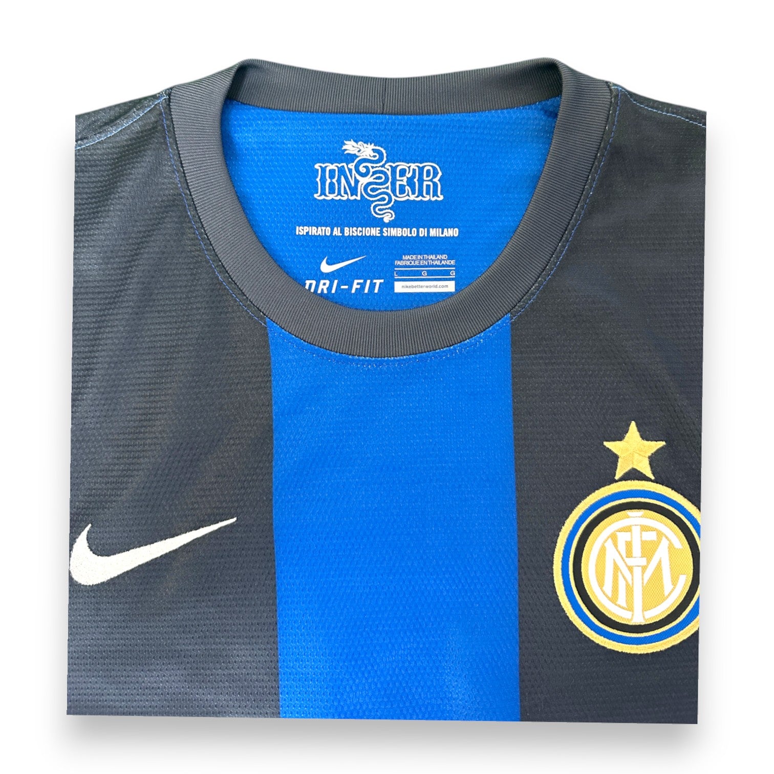 Dettaglio collo maglia Inter Home 2012-13 Nike – stemma Inter e stella oro centenario