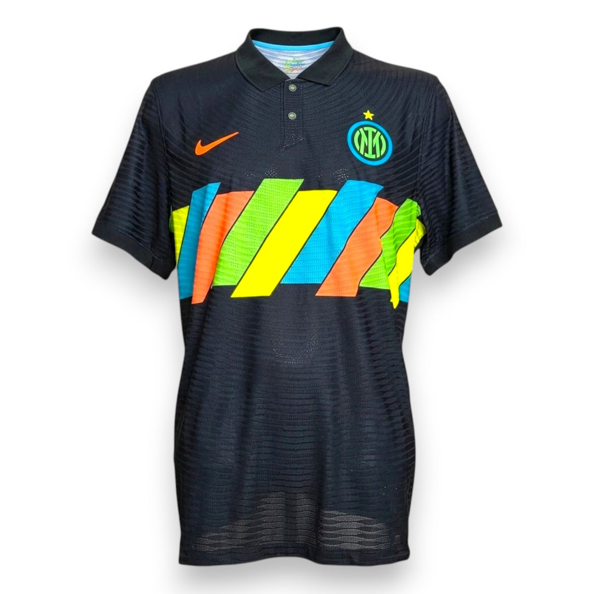 Maglia Inter Third 2021/22 Nike nera con fascia di righe diagonali fluo e colletto a polo – fronte