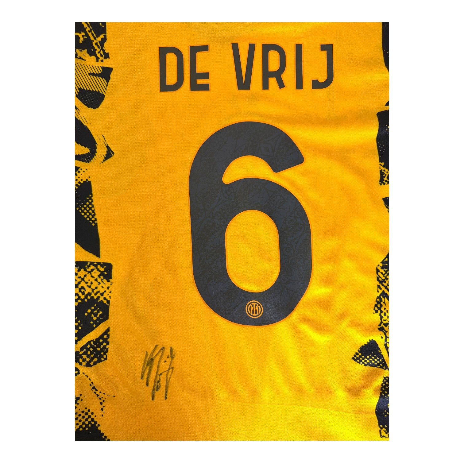 Dettaglio autografo originale Stefan de Vrij maglia Inter gialla 2024-25 sul numero 6 – COA incluso