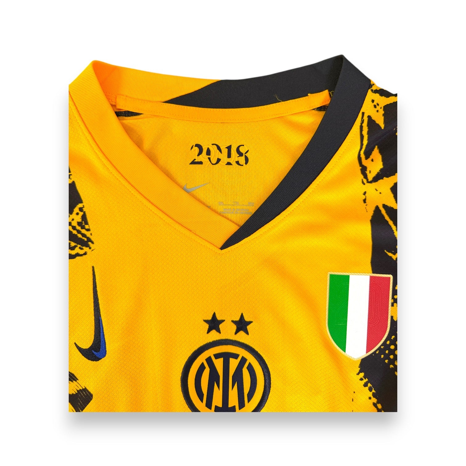 Colletto a V e stemma Inter doppia stella scudetto maglia Third 2024-25 gialla Nike