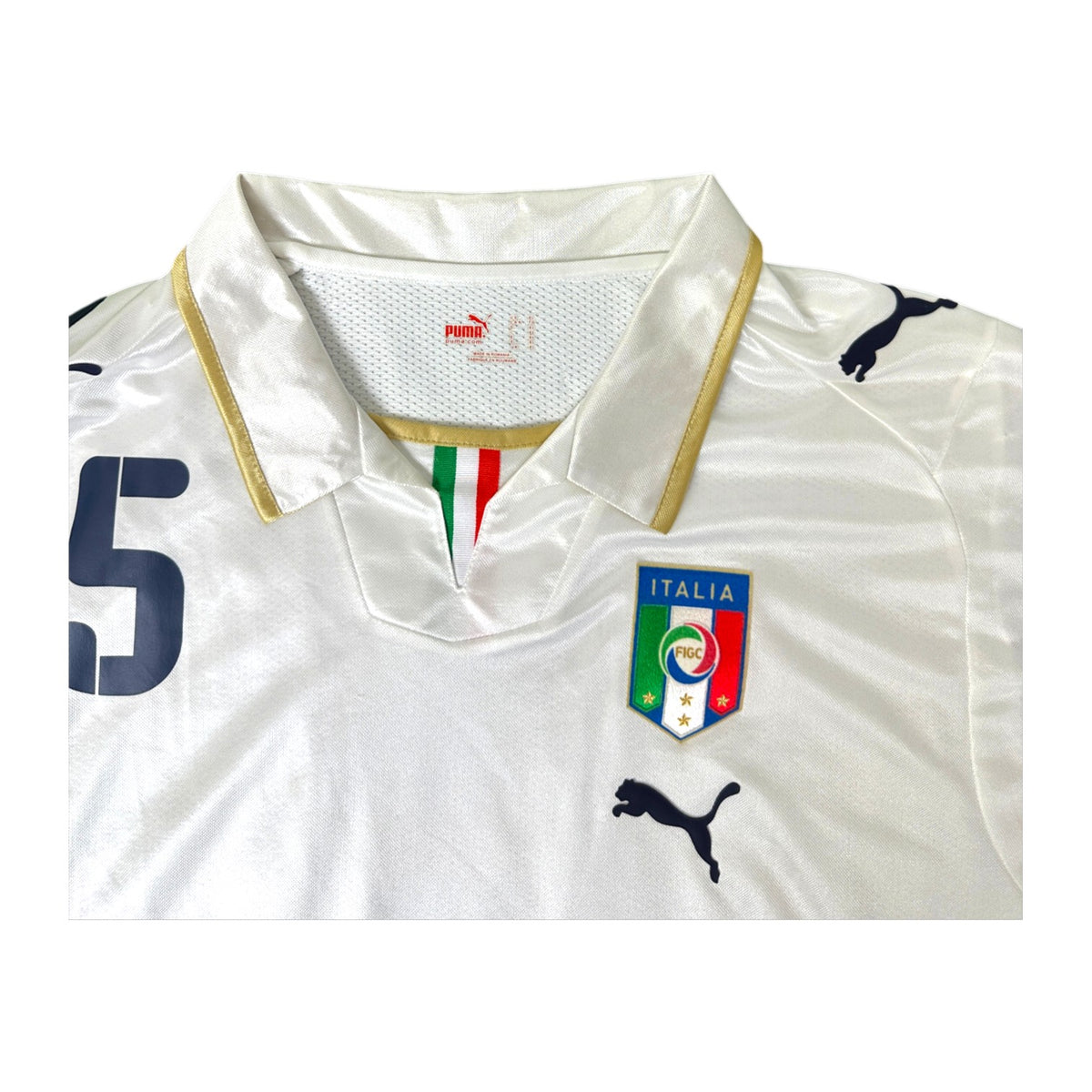 Colletto a polo con finiture oro e inserto tricolore – maglia Italia Away 2008 Puma Cannavaro
