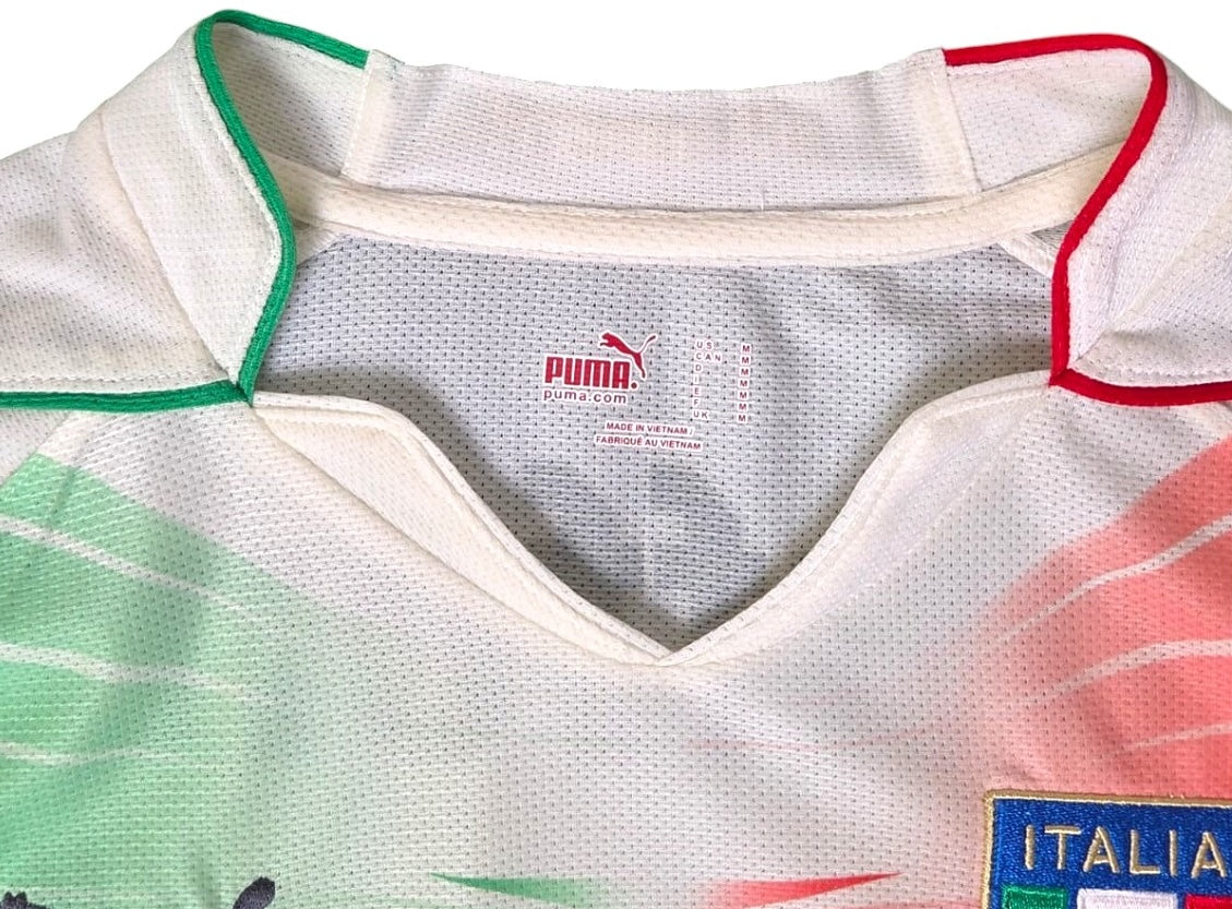 Colletto della maglia Italia Away 2010 con bordini tricolore ed etichetta Puma taglia M Made in Vietnam