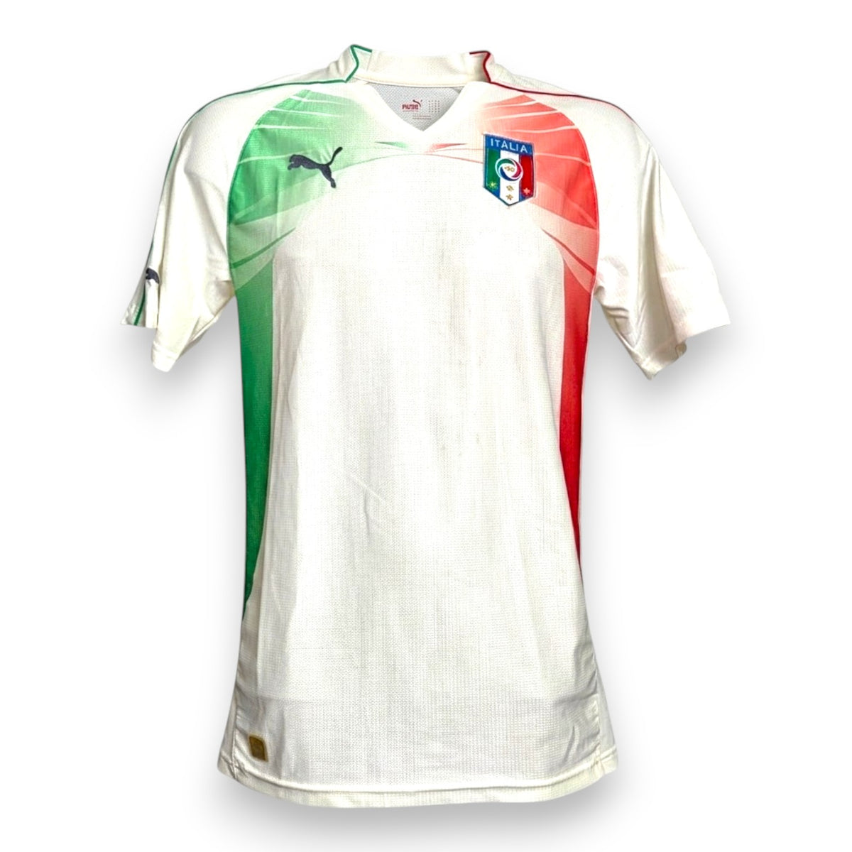 Maglia Italia Away Mondiali 2010 Puma bianca con sfumature tricolore e scudetto FIGC – fronte