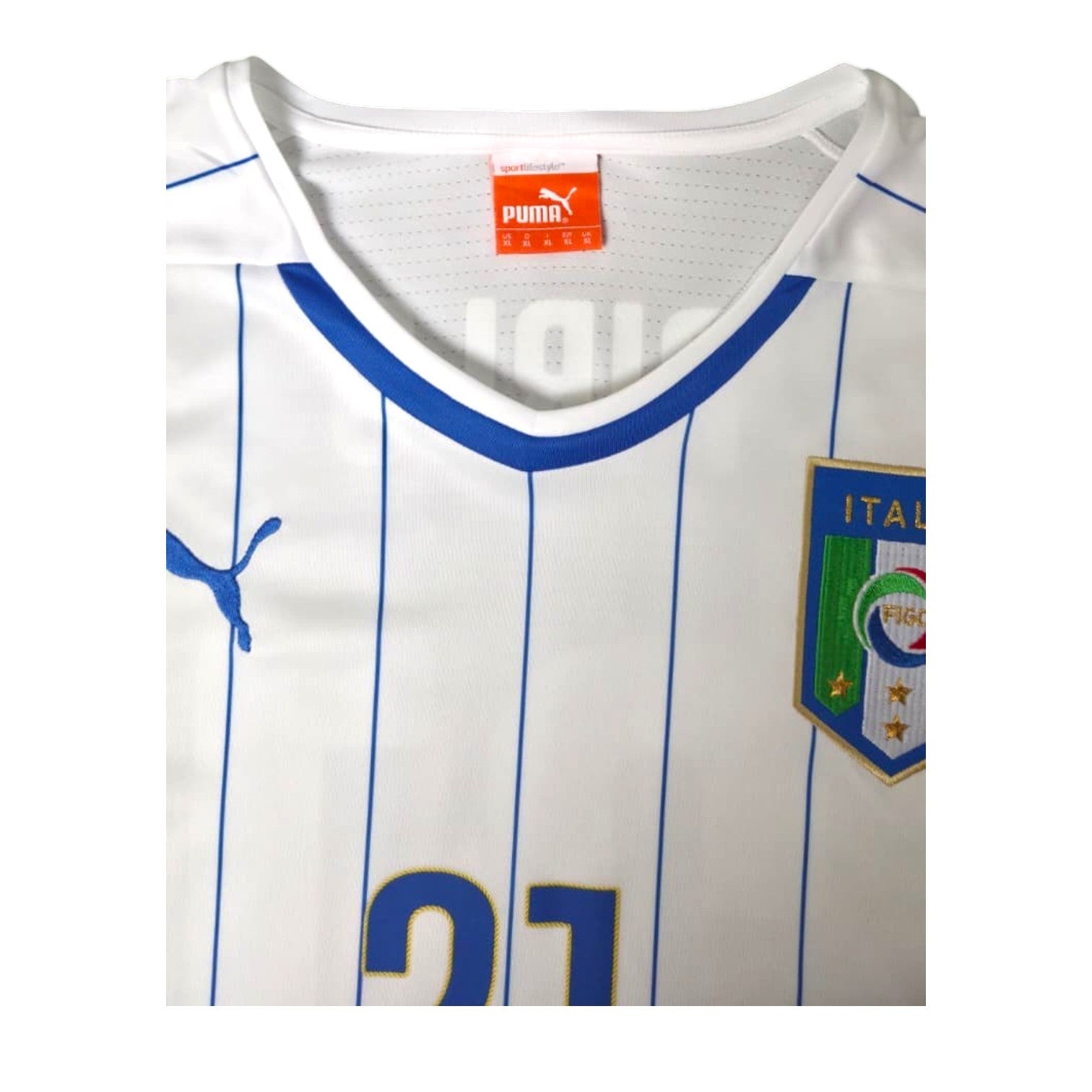 Dettaglio scollo a V blu e stemma FIGC quattro stelle maglia Italia Away 2014 Puma – logo dorato