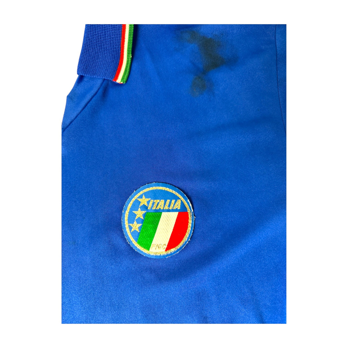 Scudetto rotondo Italia con tre stelle e FIGC e macchia scura sulla spalla – maglia Italia 1988/90 Diadora