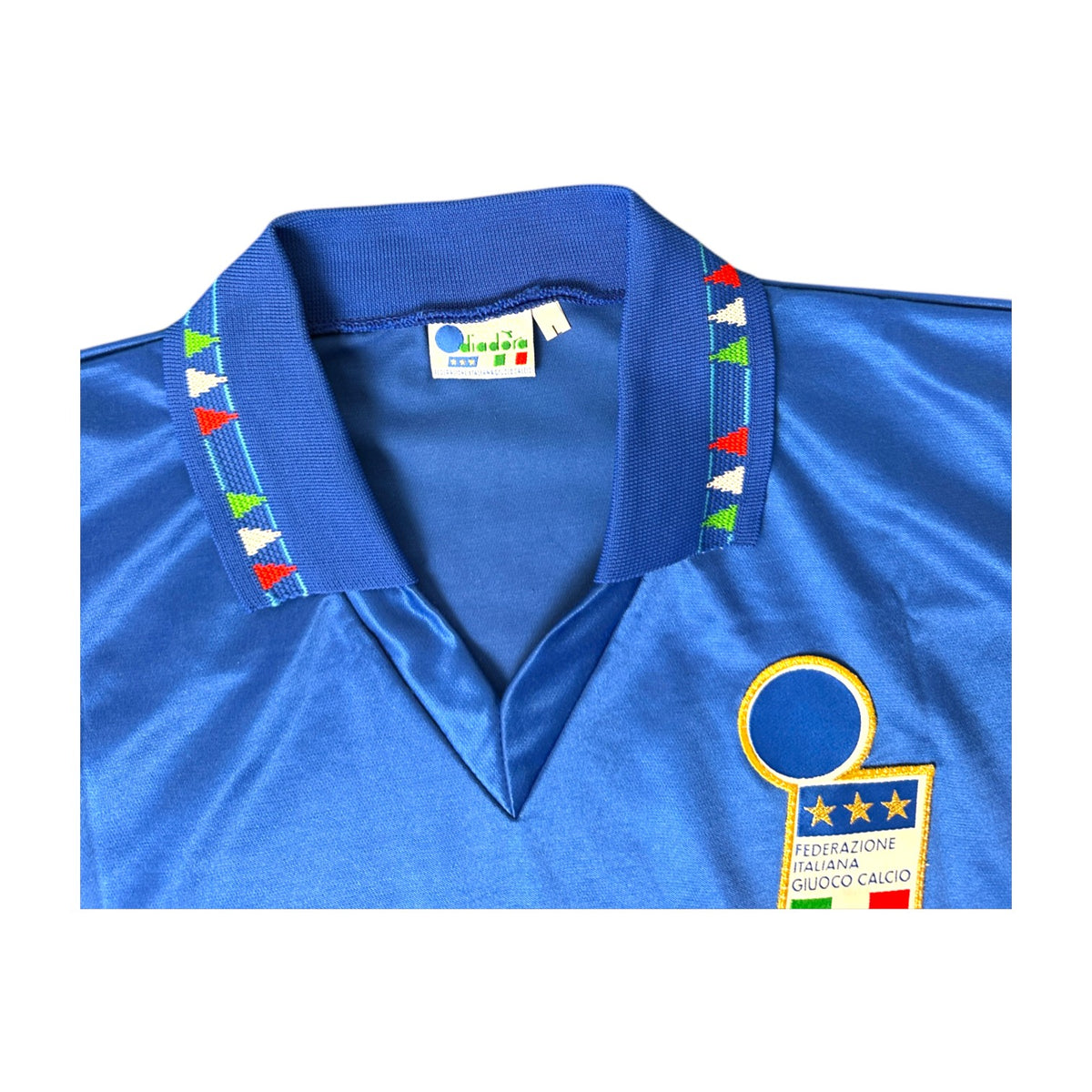 Colletto a polo con triangoli tricolori e stemma FIGC – maglia Italia Home 1992/94 Diadora