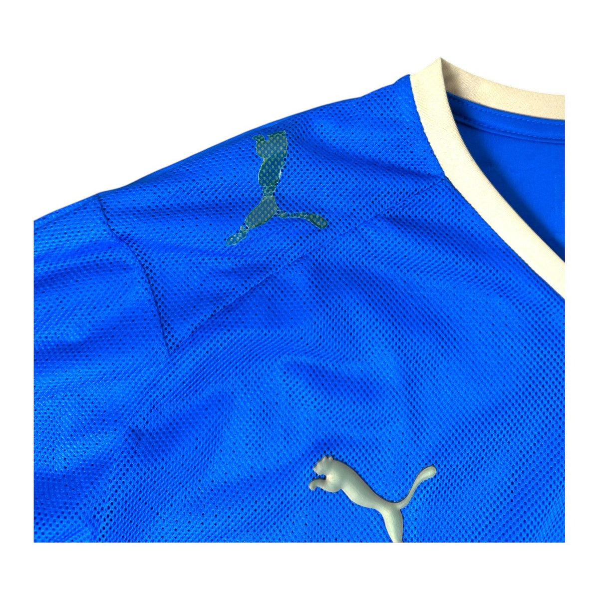 Dettaglio difetto spalla destra maglia Italia Home 2008 Puma – logo mancante con residuo di colla