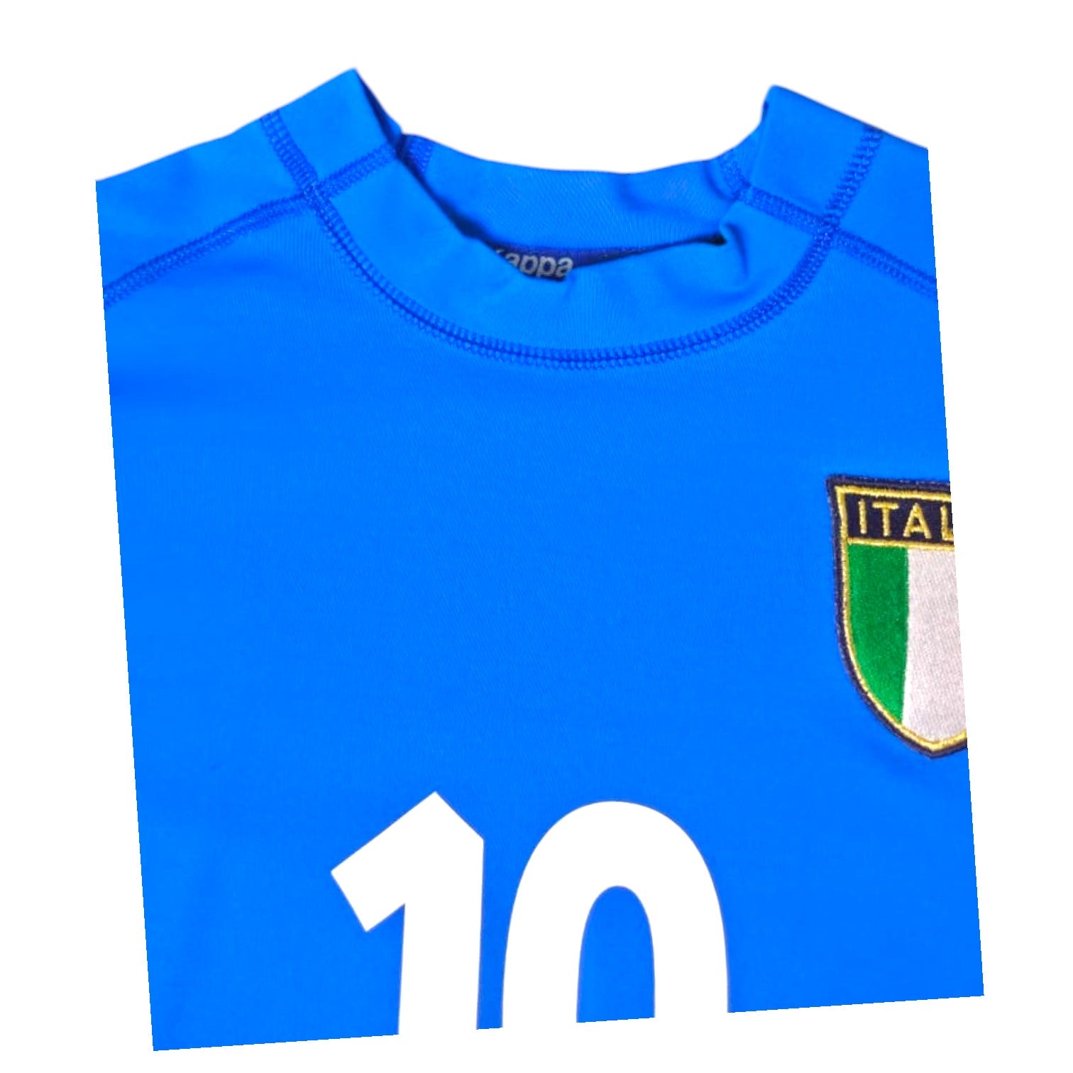 Dettaglio collo alto e scudetto Italia maglia 2002 Kappa – etichetta Kappa Kombat – tessuto vintage azzurro