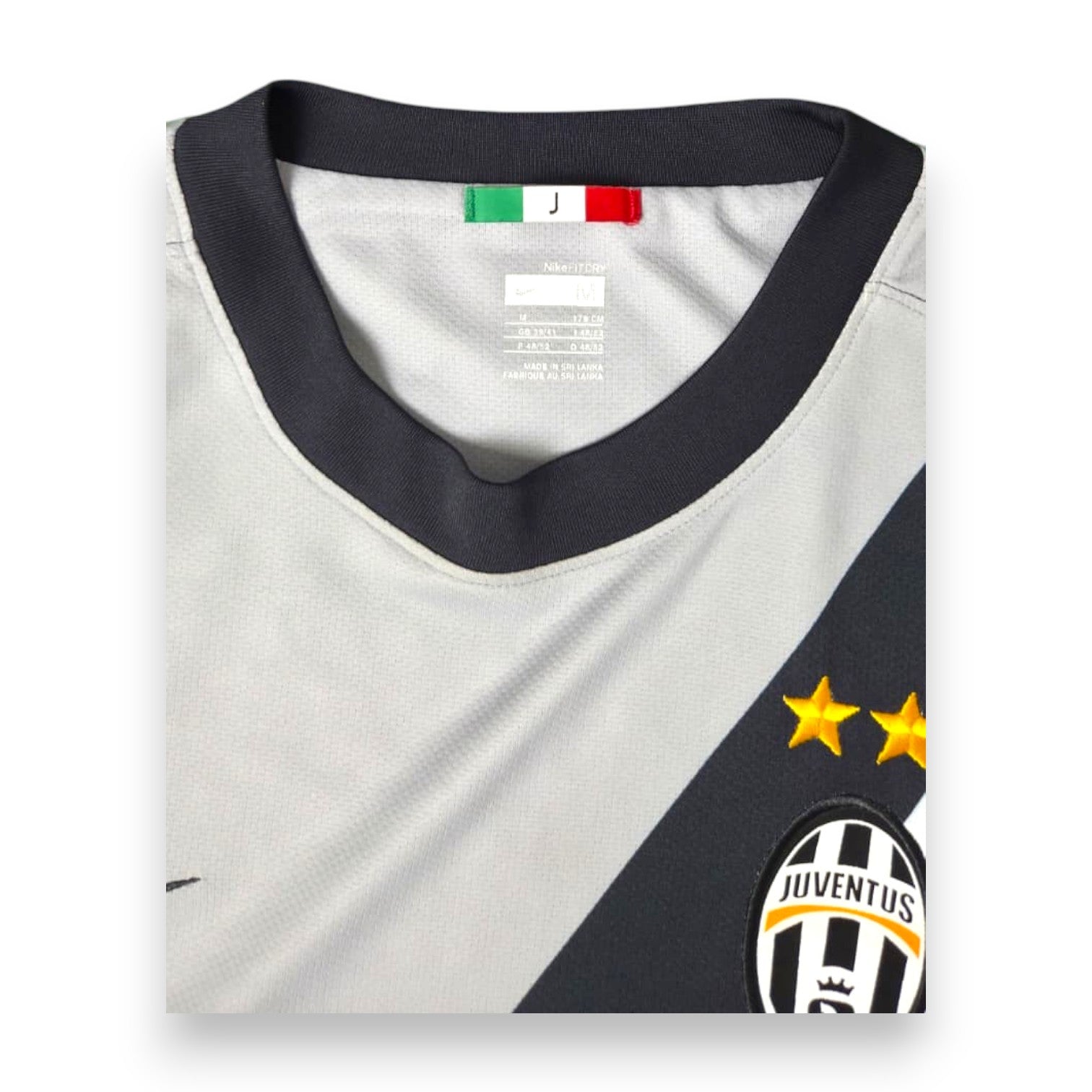 Dettaglio collo e scudetto Juventus maglia Away 2009-10 Nike – Made in Sri Lanka taglia M due stelle