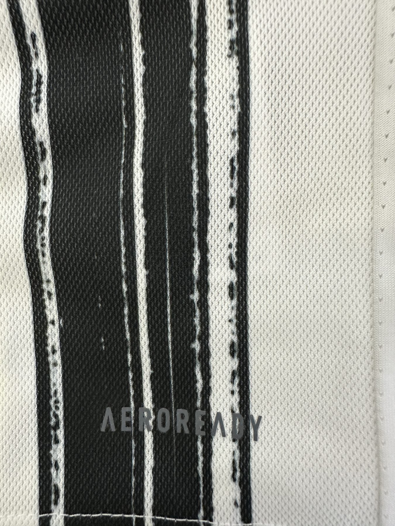 Dettaglio tessuto AEROREADY maglia Juventus Home 2020-21 – pennellate nere su fondo bianco Adidas
