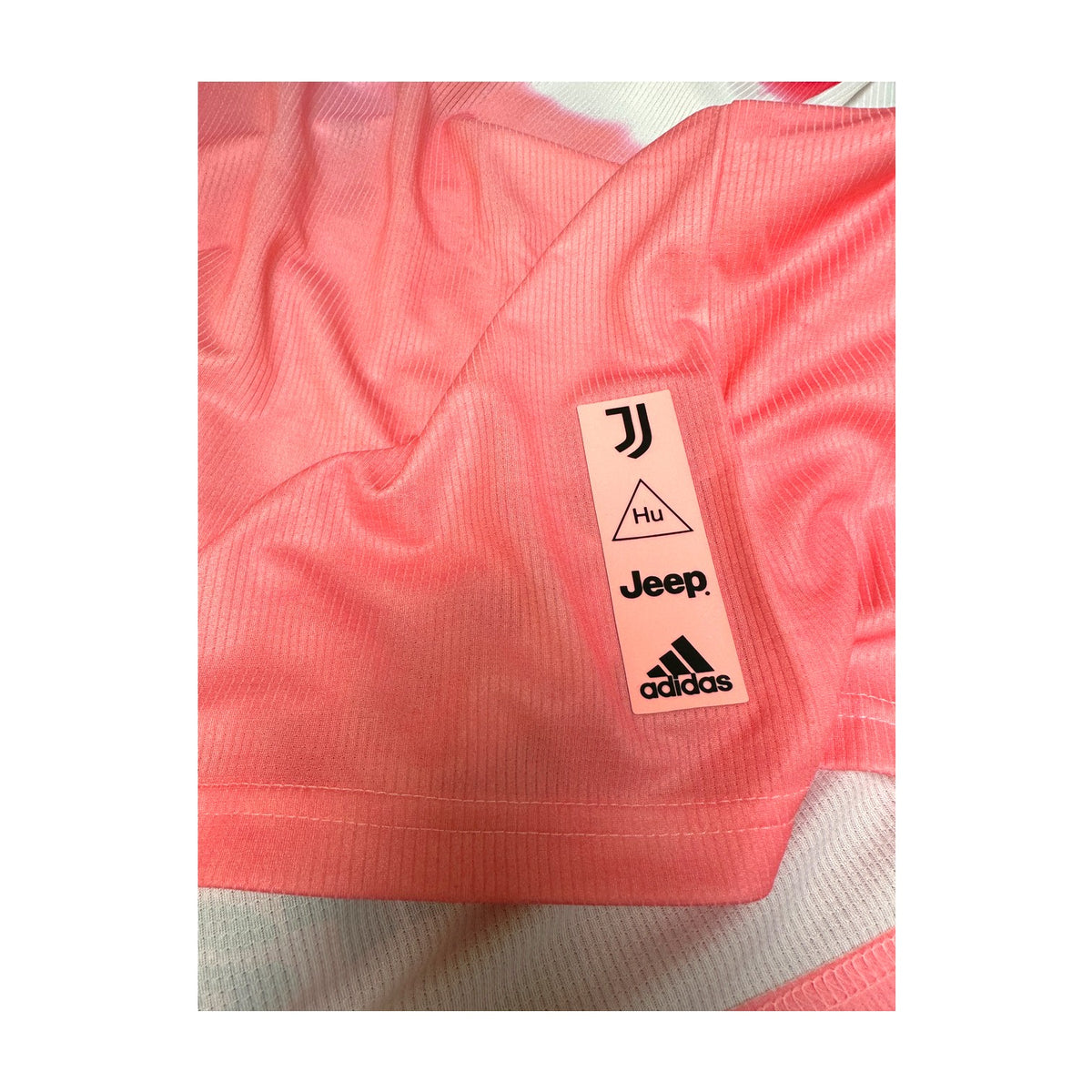 Cartellino con loghi Juventus, Humanrace, Jeep e Adidas della maglia Humanrace 2020/21