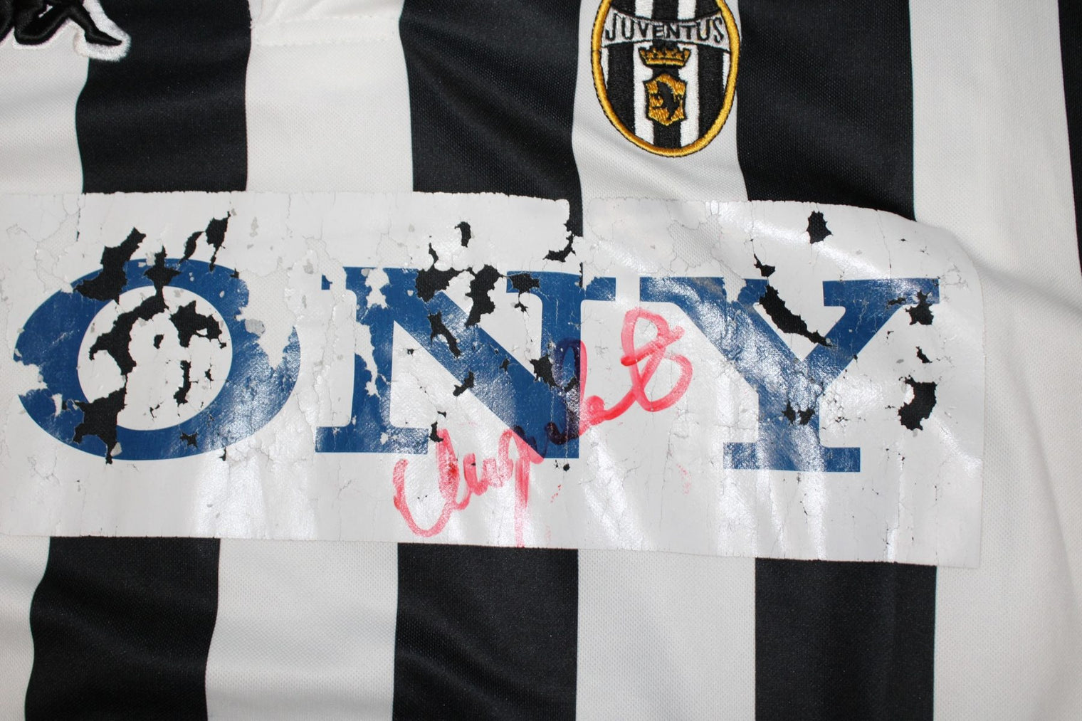 Autografo originale Zoran Mirković pennarello rosso sullo sponsor Sony maglia Juventus 1999/2000 – grafica screpolata dal tempo certificato COA incluso