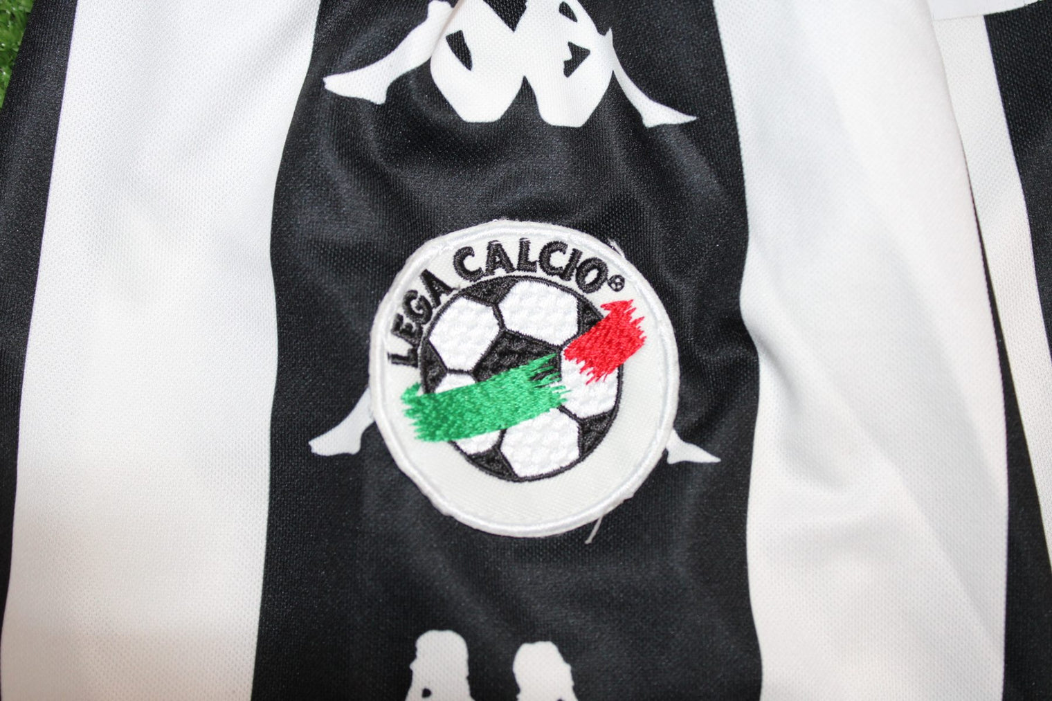 Patch ufficiale Lega Calcio e logo Kappa su maglia Juventus Home 1999/2000 strisce bianconere