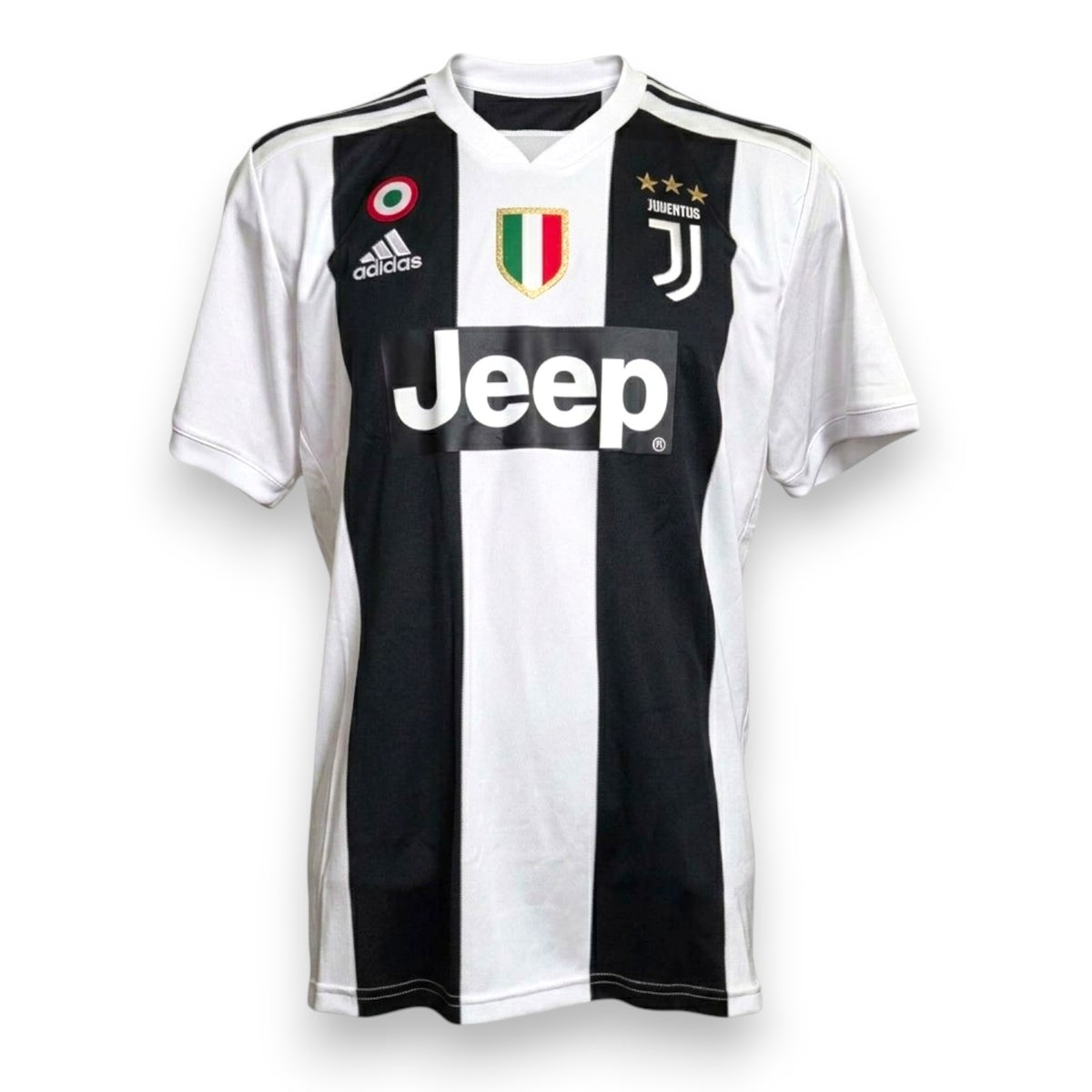 Maglia Juventus Home 2018/19 Adidas con scudetto, coccarda Coppa Italia e sponsor Jeep – fronte