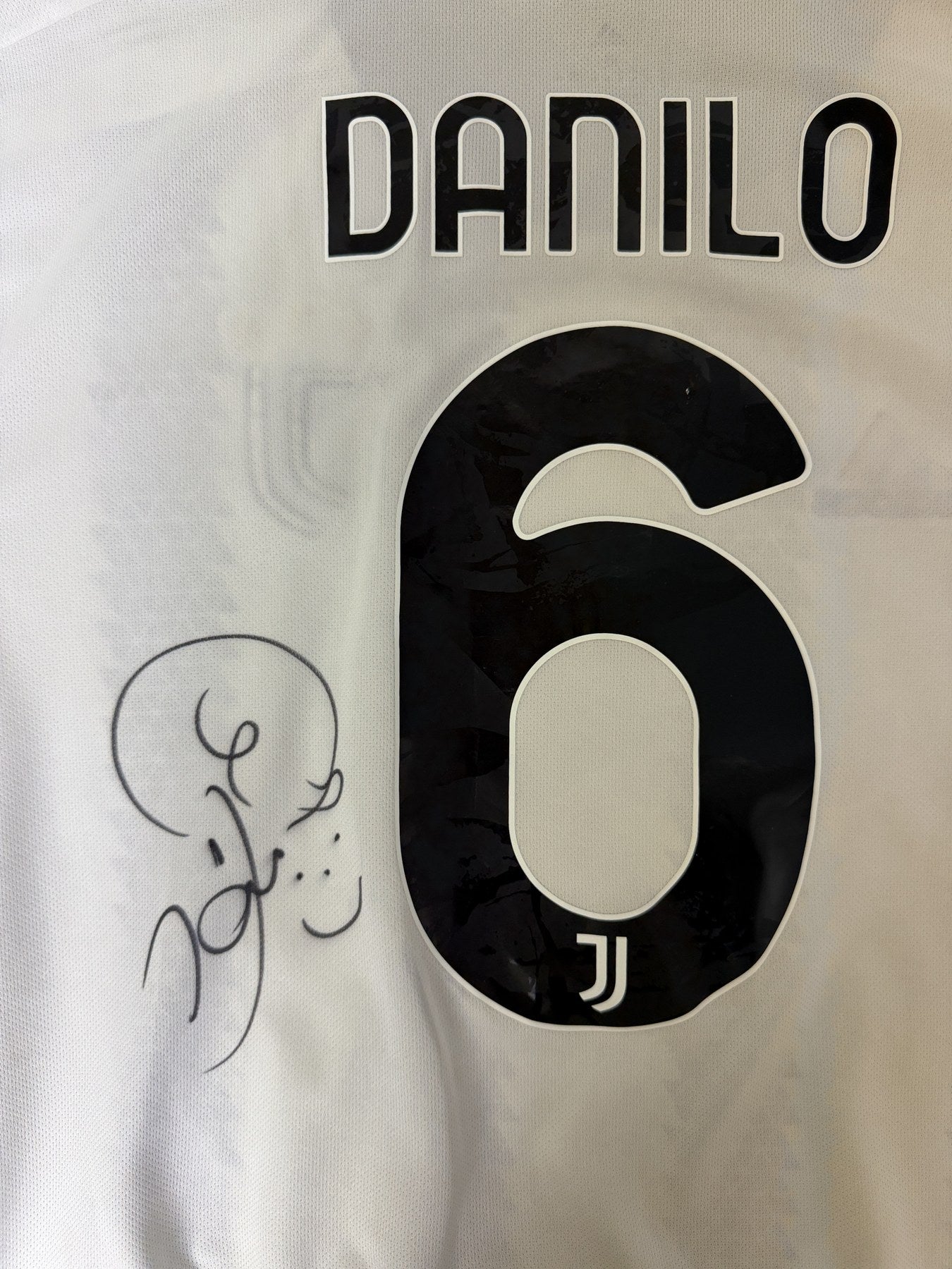 Dettaglio autografo originale Danilo sul numero 6 maglia Juventus Home 2022-23 – firma a pennarello nero