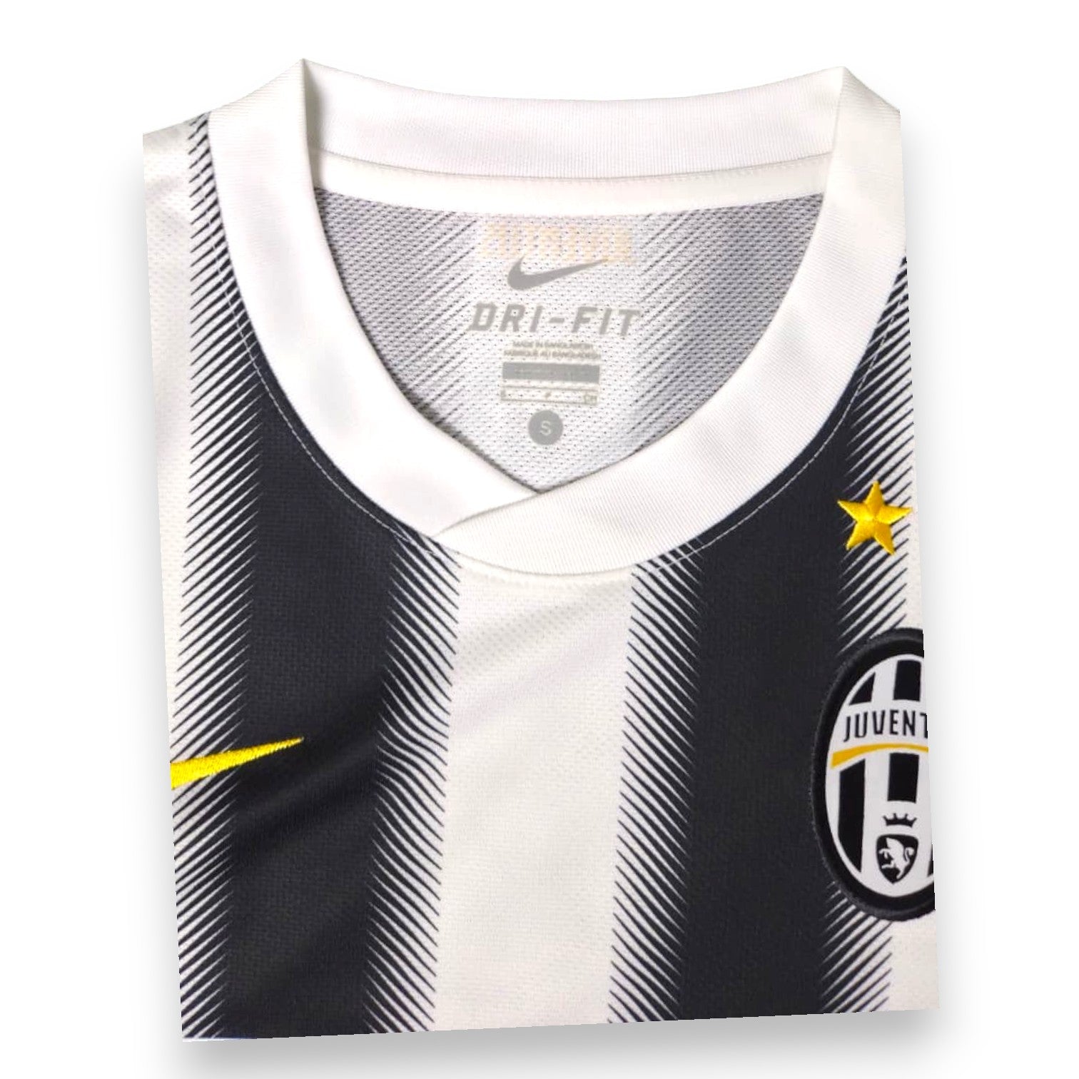 Dettaglio collo a V e stemma Juventus maglia Home 2011-12 Nike – Made in Bangladesh taglia S swoosh giallo