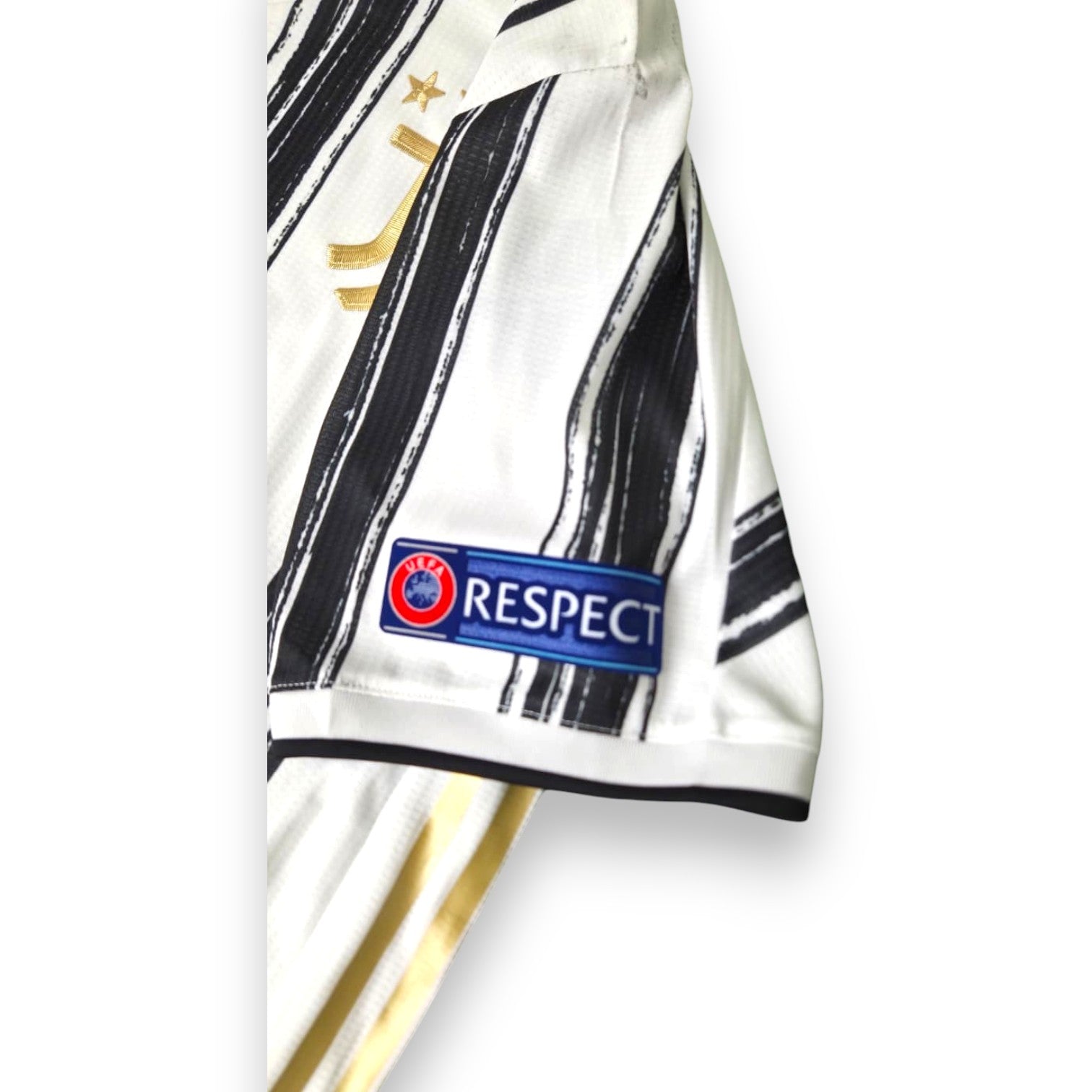 Patch UEFA Respect su manica maglia Juventus 2020-21 Player Issued – dettaglio pennellate e oro