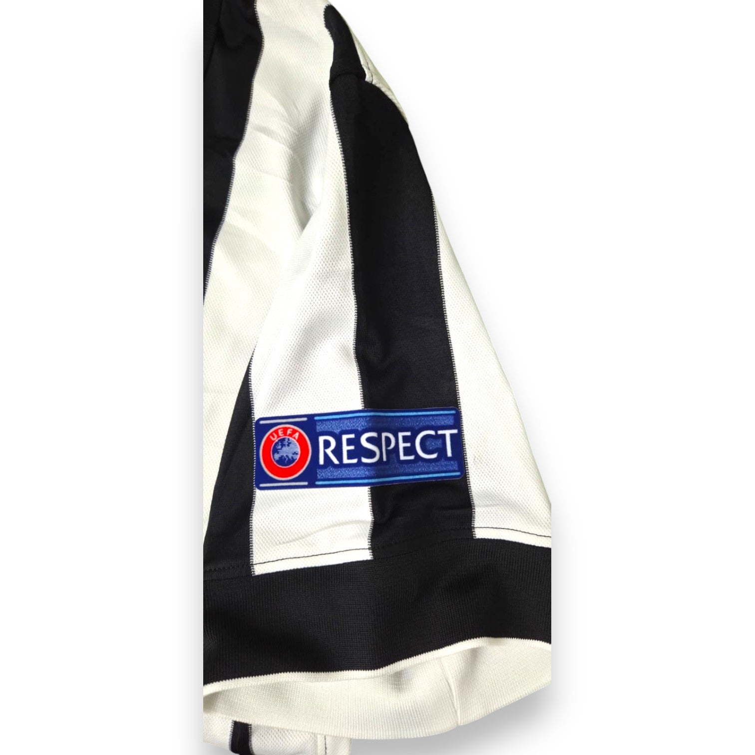 Dettaglio patch UEFA Respect maglia Juventus Home 2014-15 Nike – manica strisce bianconere Champions League