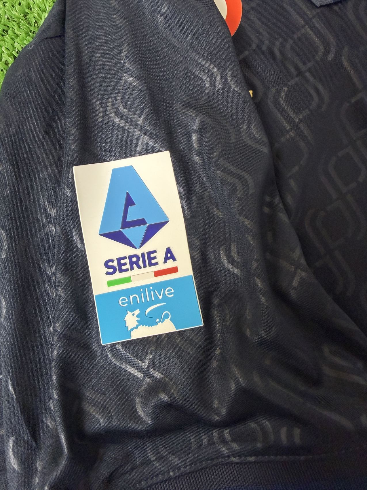Patch ufficiale Lega Serie A enilive 2024-25 su manica destra maglia Juventus Third Bremer