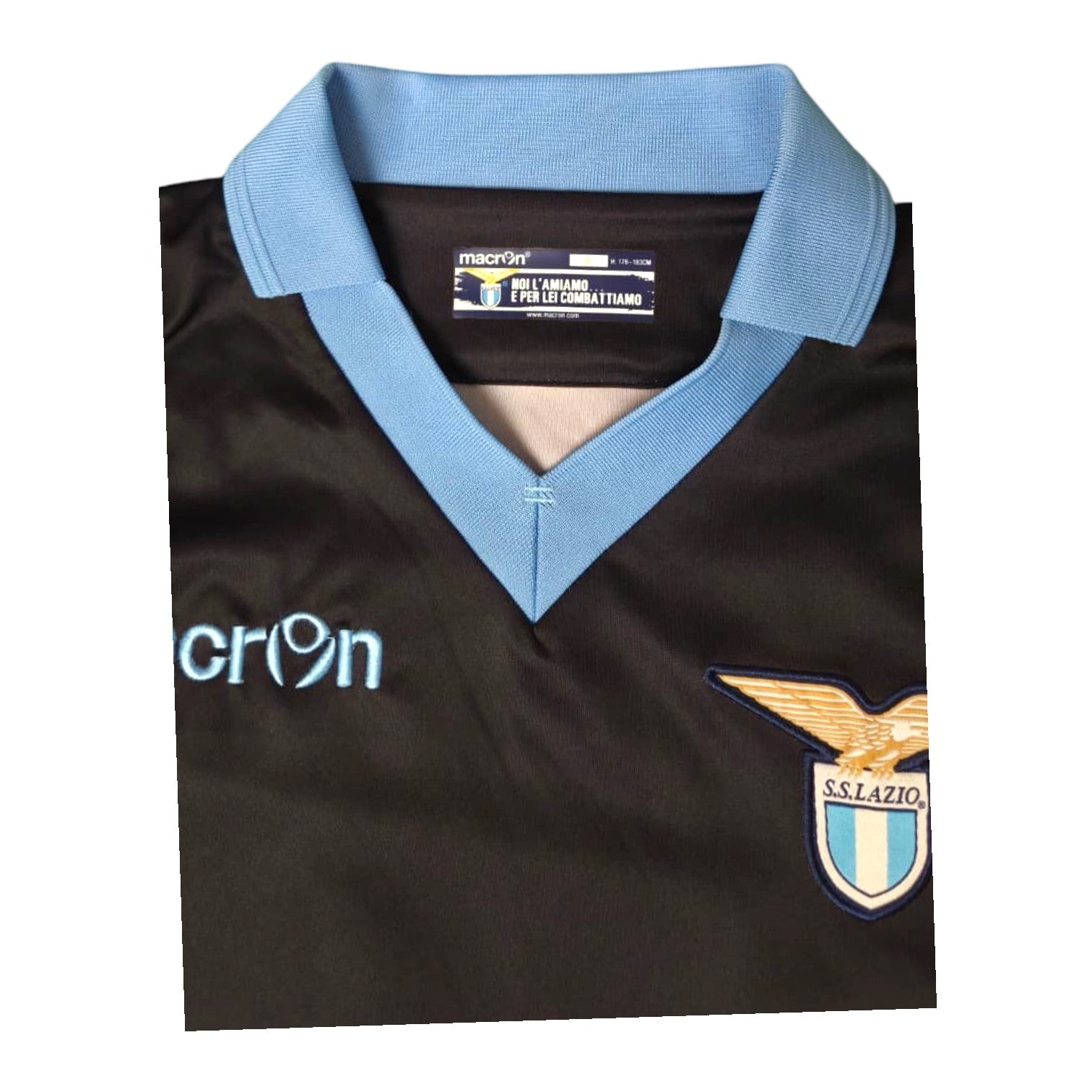 Dettaglio colletto polo celeste e stemma aquila S.S. Lazio maglia Away 2014-15 Macron – motto Noi l'amiamo
