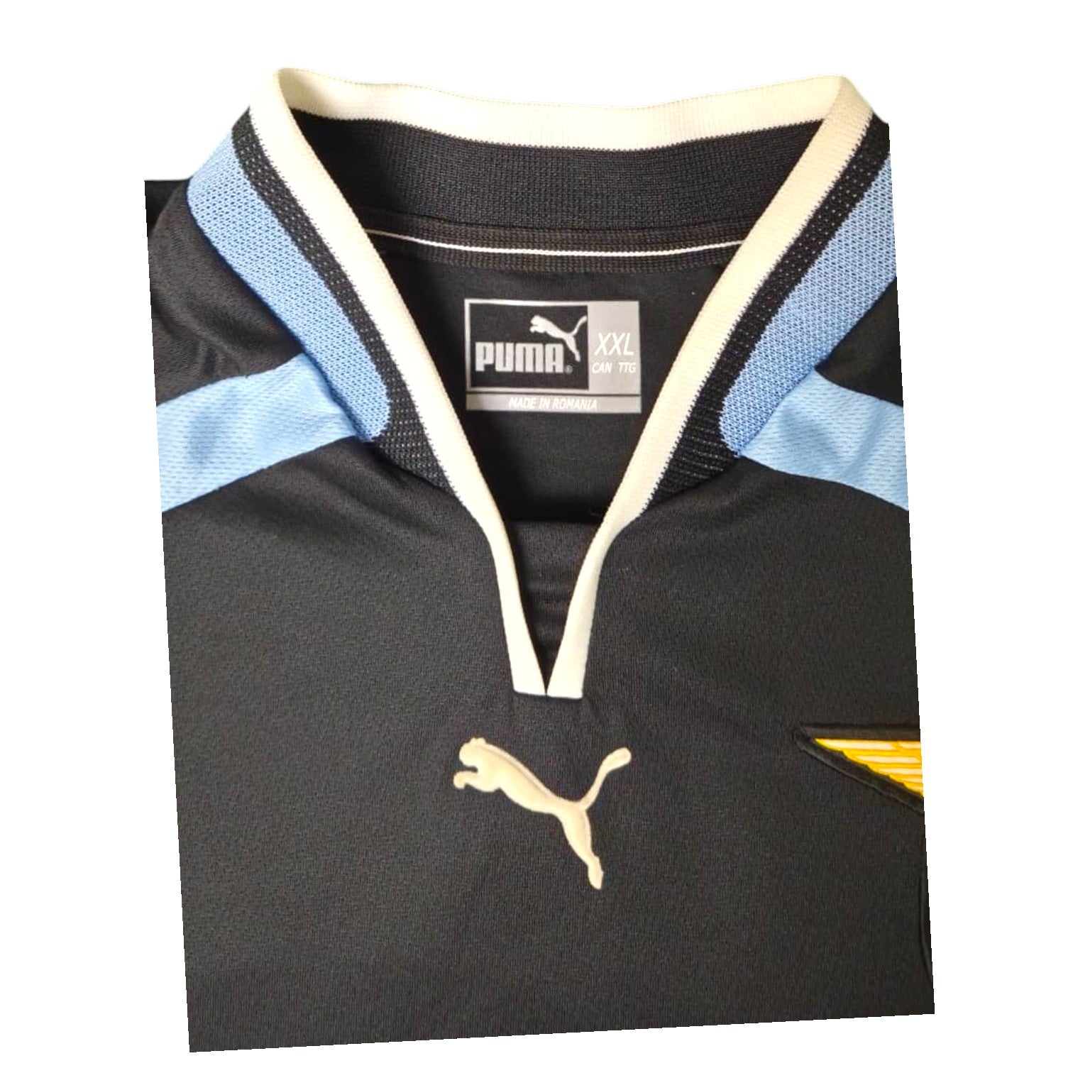Dettaglio colletto a V e logo Puma maglia Lazio Away 2000-01 – Made in Romania taglia XXL biancoceleste