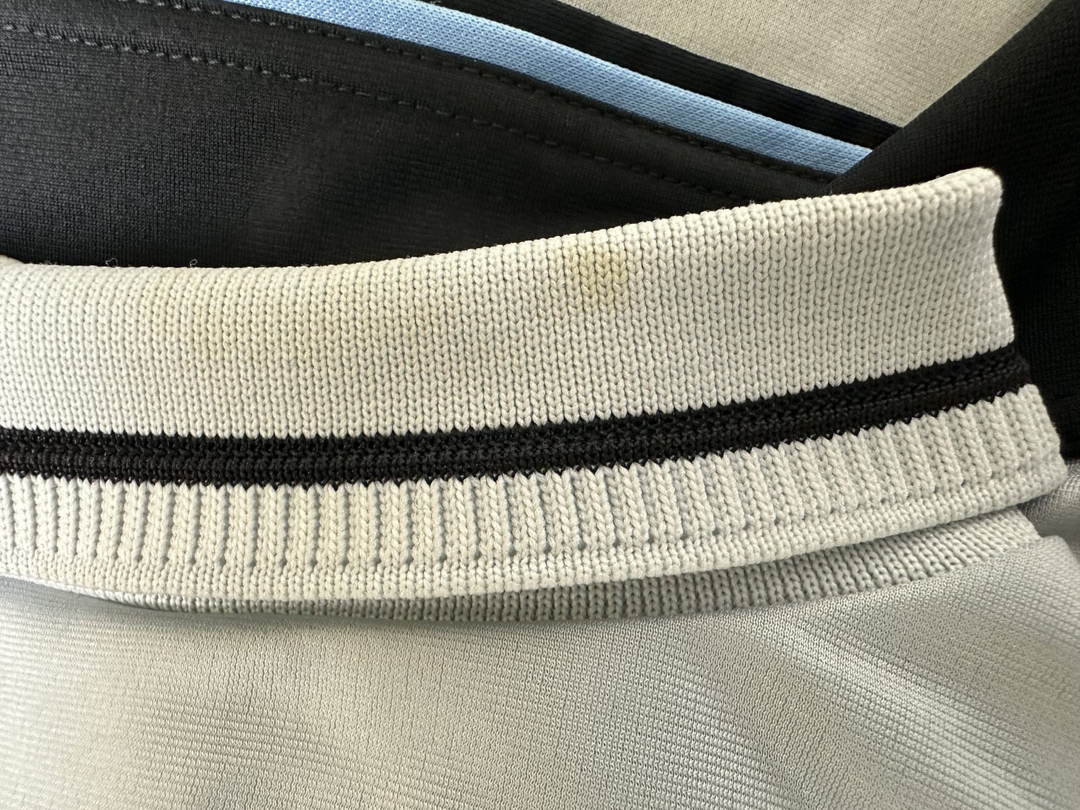Dettaglio colletto maglia Lazio 1998-99 – lieve macchiolina compatibile con l'età del pezzo
