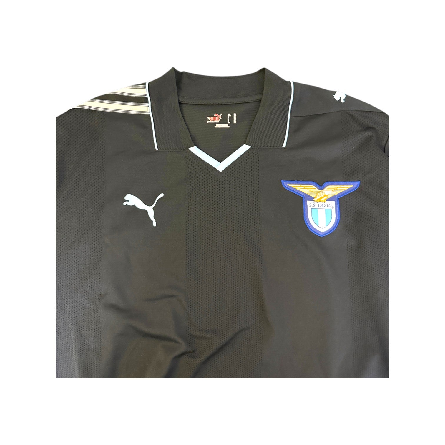 Dettaglio collo maglia Lazio Third 2008-09 Puma – stemma S.S. Lazio e aquila dorata