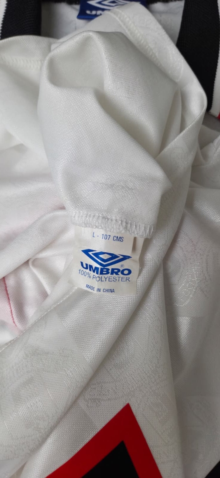 Dettaglio etichetta interna maglia Manchester United 1998-99 Umbro – taglia L 107 cms 100% poliestere Made in China