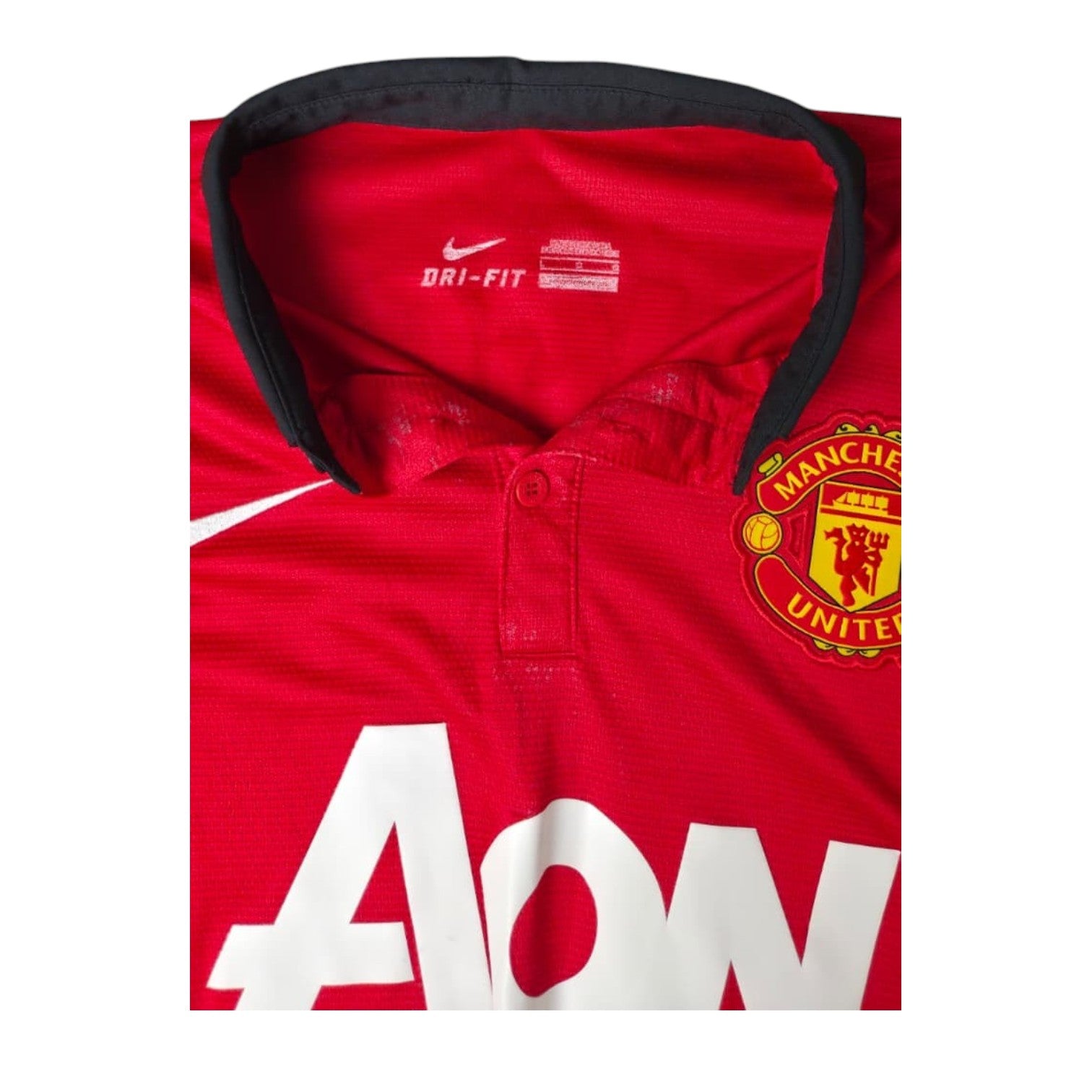 Dettaglio colletto polo nero Dri-FIT e stemma Manchester United maglia Home 2013-14 Nike – sponsor AON