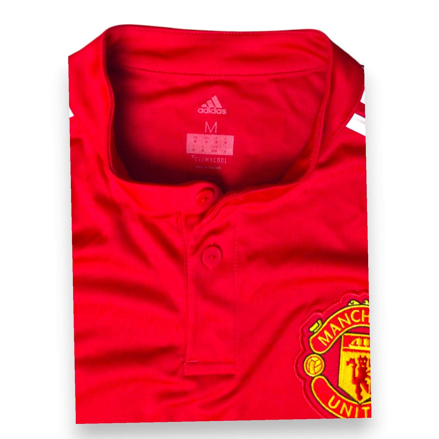 Dettaglio colletto a bottoni Climacool e stemma Manchester United maglia Home 2017-18 Adidas – taglia M