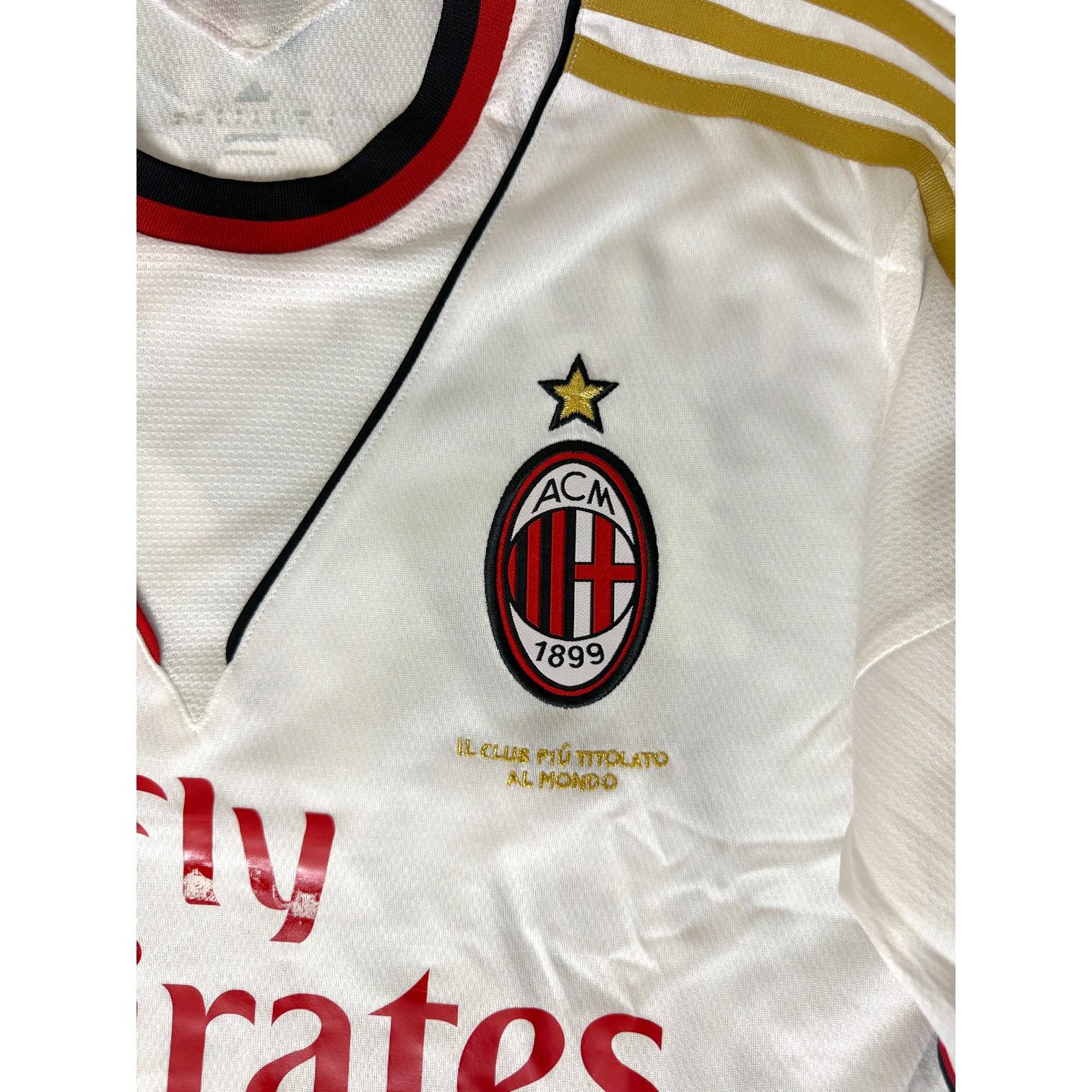 Stemma AC Milan stella oro scritta Il club più titolato al mondo maglia Away 2013-14 Nocerino