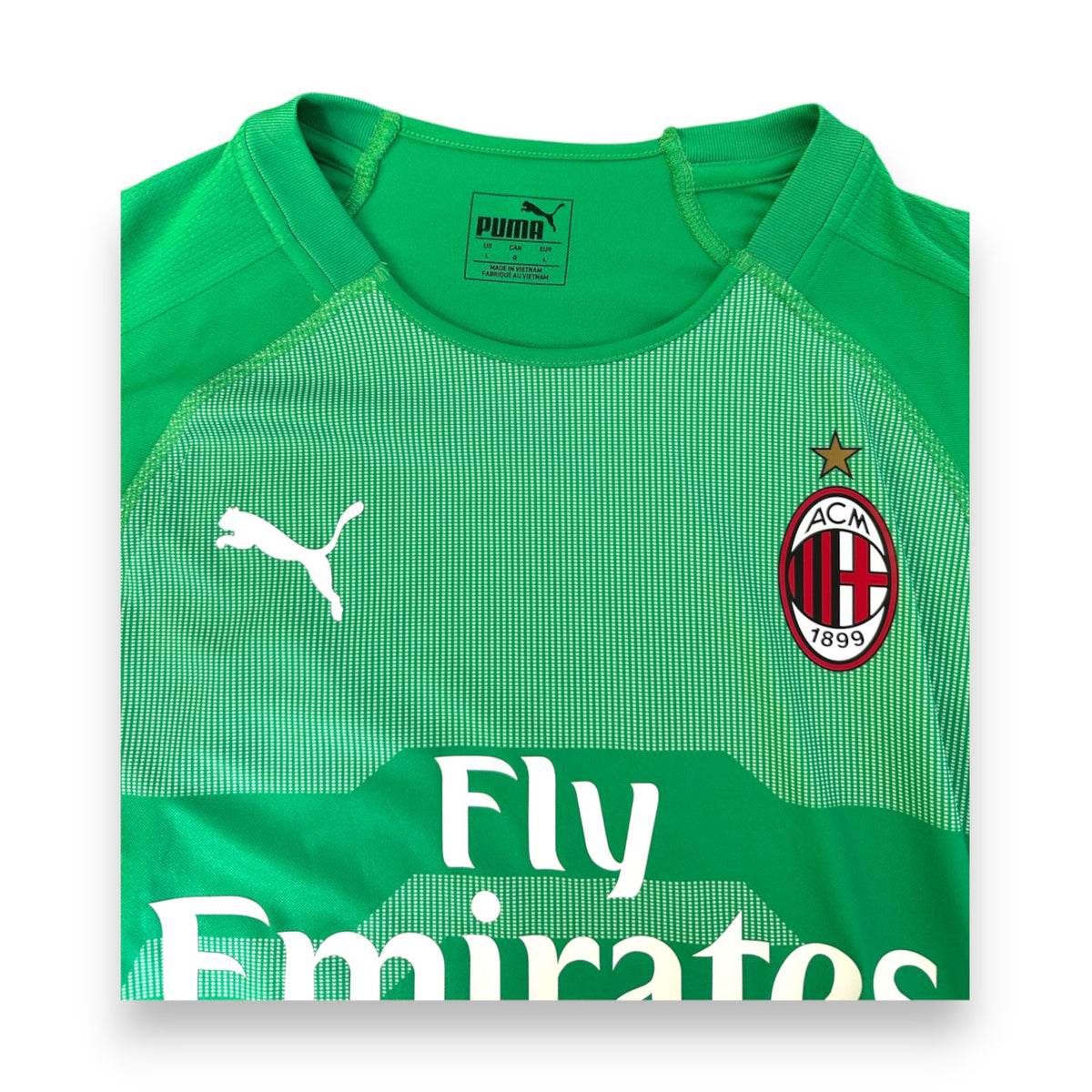 Dettaglio collo girocollo maglia Milan Portiere 2018-19 Puma – stemma ACM 1899 e stella oro