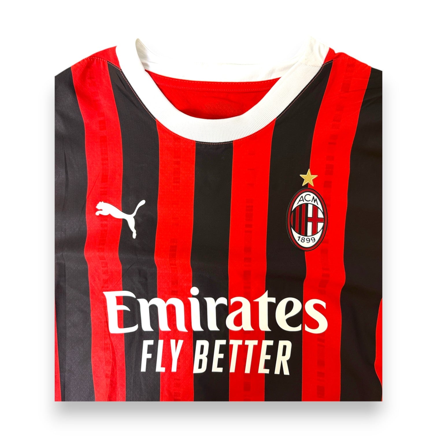 Dettaglio colletto e sponsor Emirates Fly Better maglia AC Milan Home 2024-25
