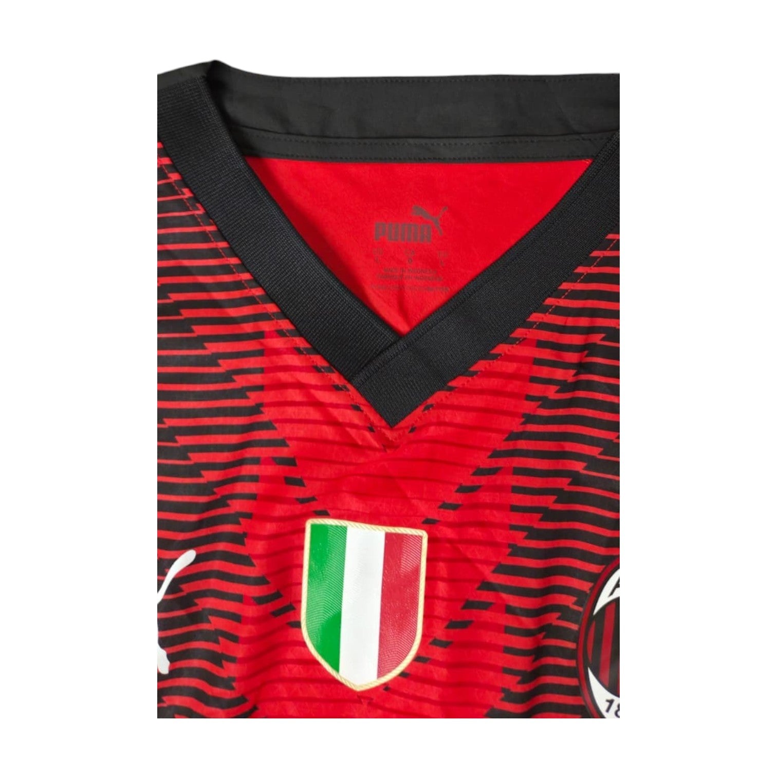 Dettaglio scollo a V e Scudetto tricolore maglia AC Milan Home 2023-24 Puma – Player Issued Gabbia