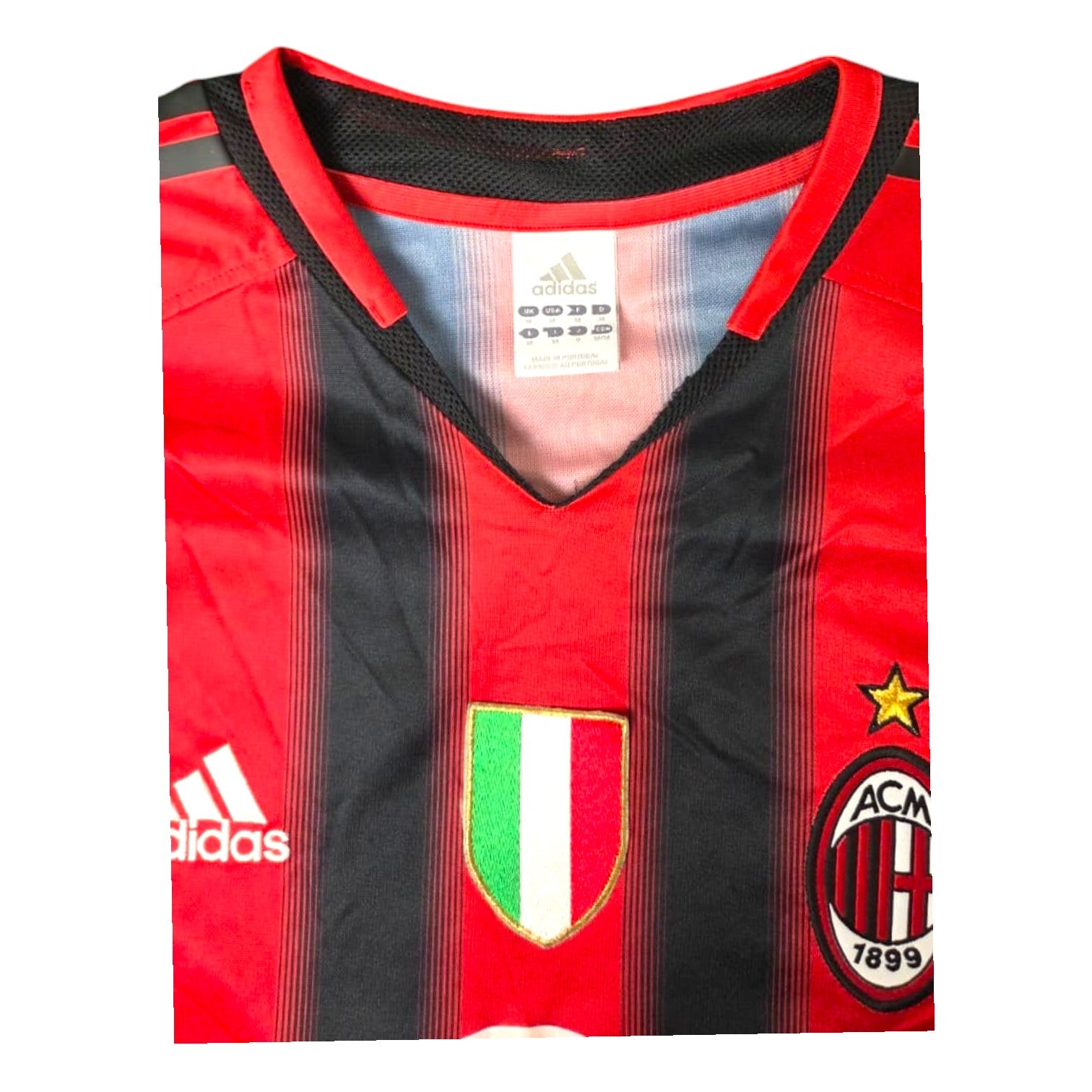 Dettaglio maglia Milan 2004-05 – scudetto tricolore – stemma ACM con stella – colletto a V Adidas
