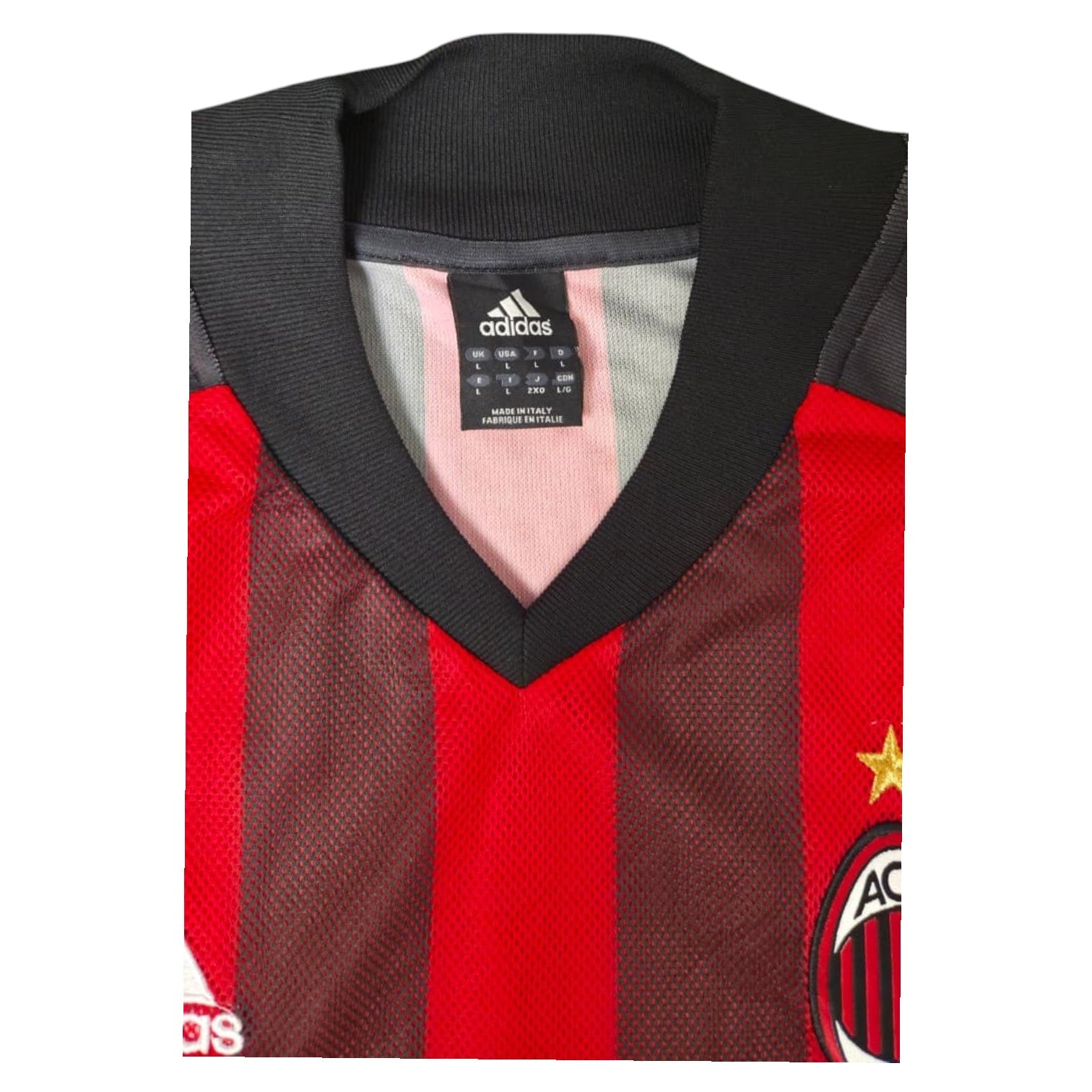 Dettaglio collo a V e stemma AC Milan maglia Home 2002-03 Adidas – Made in Italy taglia L stella rossonera