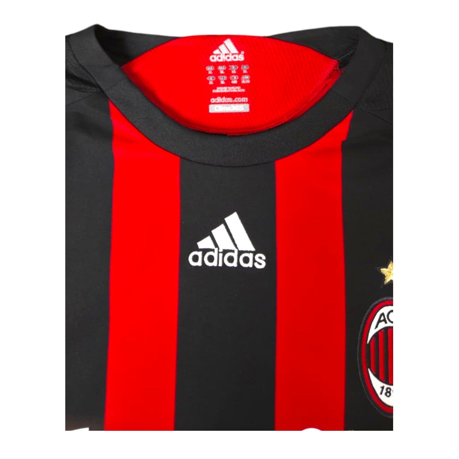 Dettaglio maglia Milan 2008-09 – girocollo nero – stemma ACM con stella – logo Adidas ClimaCool