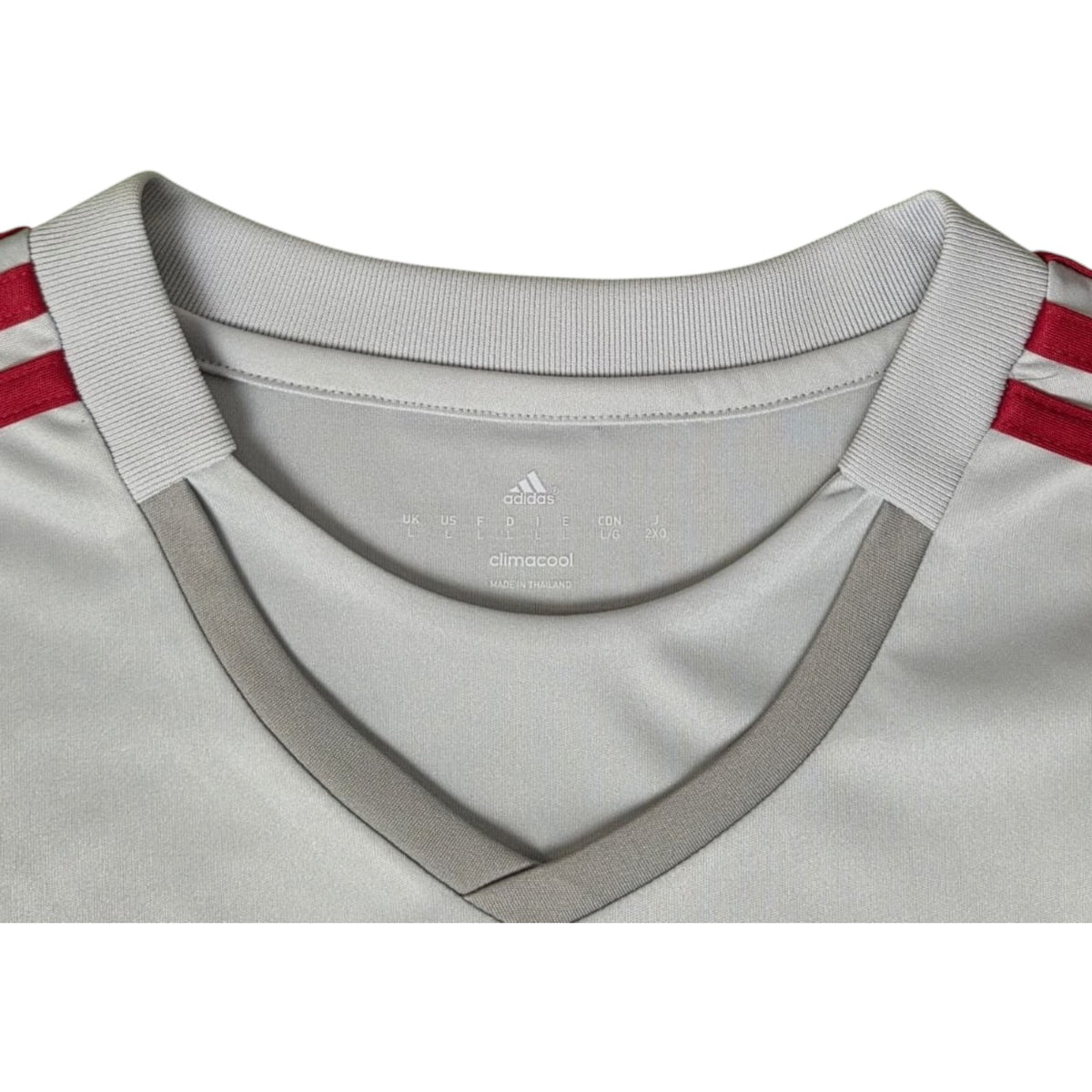 Colletto a V della maglia portiere Milan 2015/16 con etichetta Adidas Climacool taglia L Made in Thailand